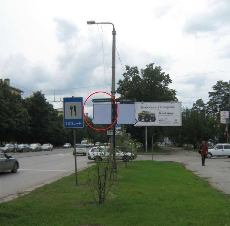 Фотография рекламного носителя, тип: Дорожный указатель, адрес: Богдана Хмельницкого ул., д.27, Новосибирск, Новосибирская область, Россия. Сторона A2 №183283