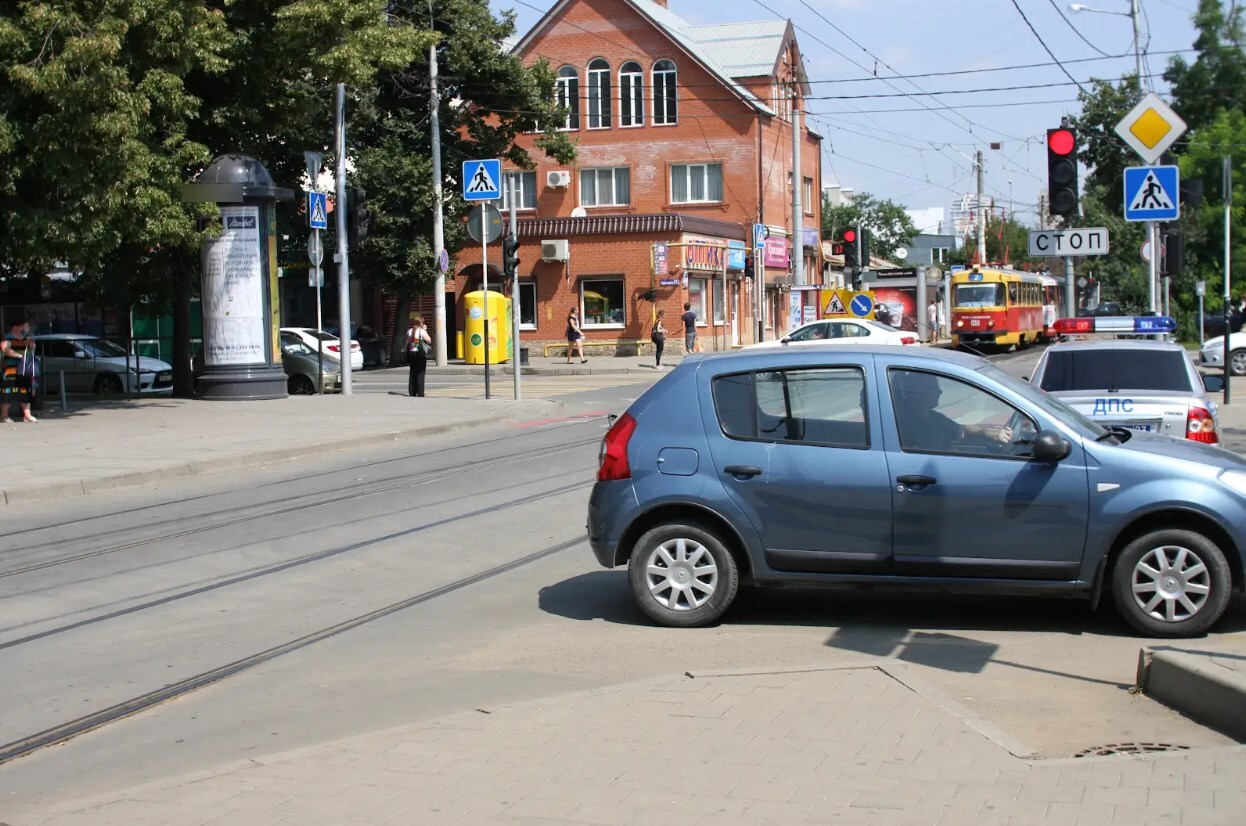 Фотография рекламного носителя, тип: Пиллар 3x1.4, адрес: Театральная пл., д.2, поз.3, Краснодар, Краснодарский край, Россия. Сторона А №1336544