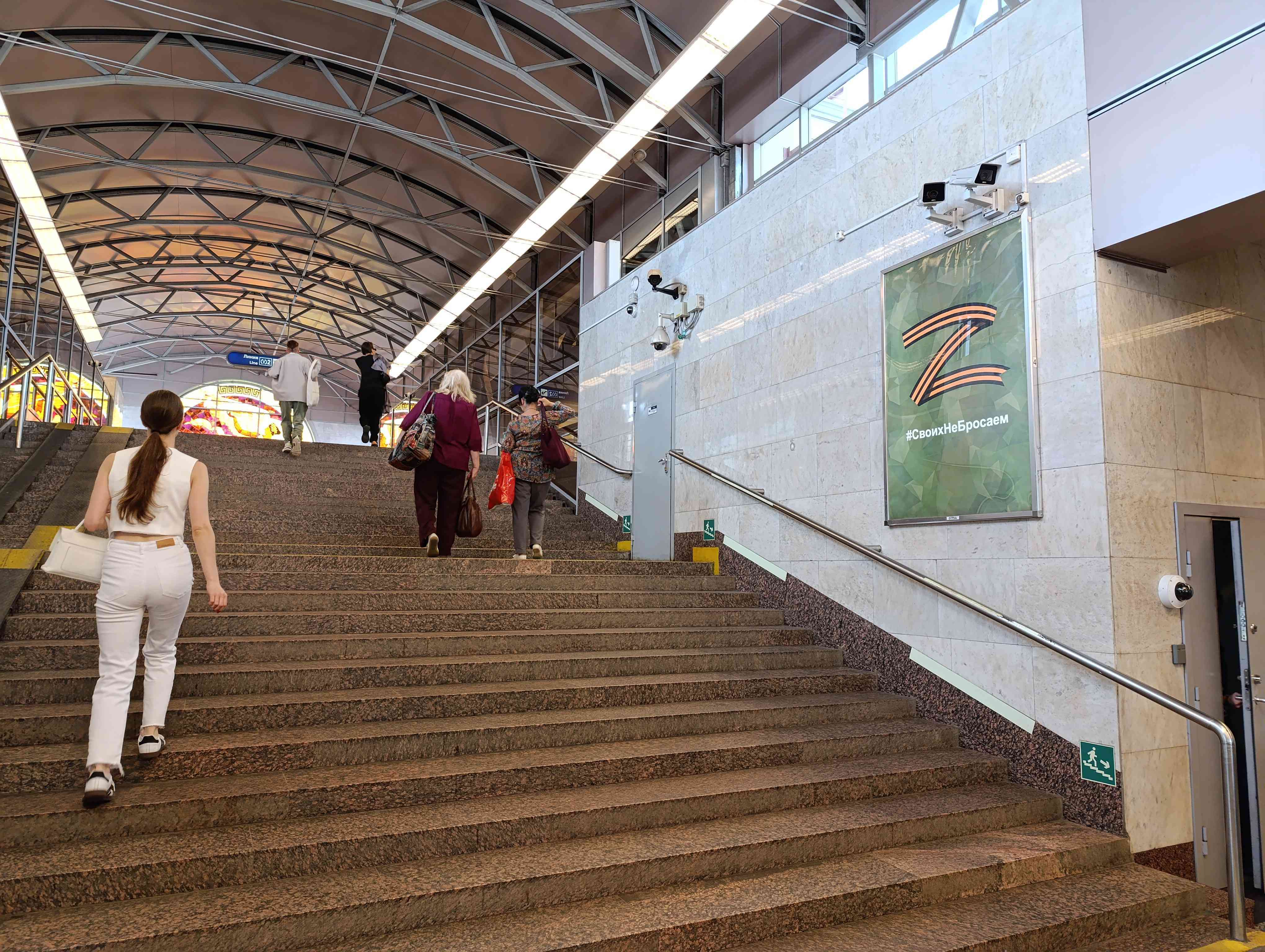 Фотография рекламного носителя, тип: Постер/баннер, адрес: Станция метро «Парнас», линия Московско-Петроградская, Санкт-Петербург, Россия. Сторона/вариант A №1378049