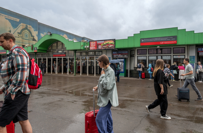 Фотография рекламного носителя, тип: Нестандартный билборд, адрес: Комсомольская пл., д.5, левый турникет, Москва, Россия. Сторона А №987307