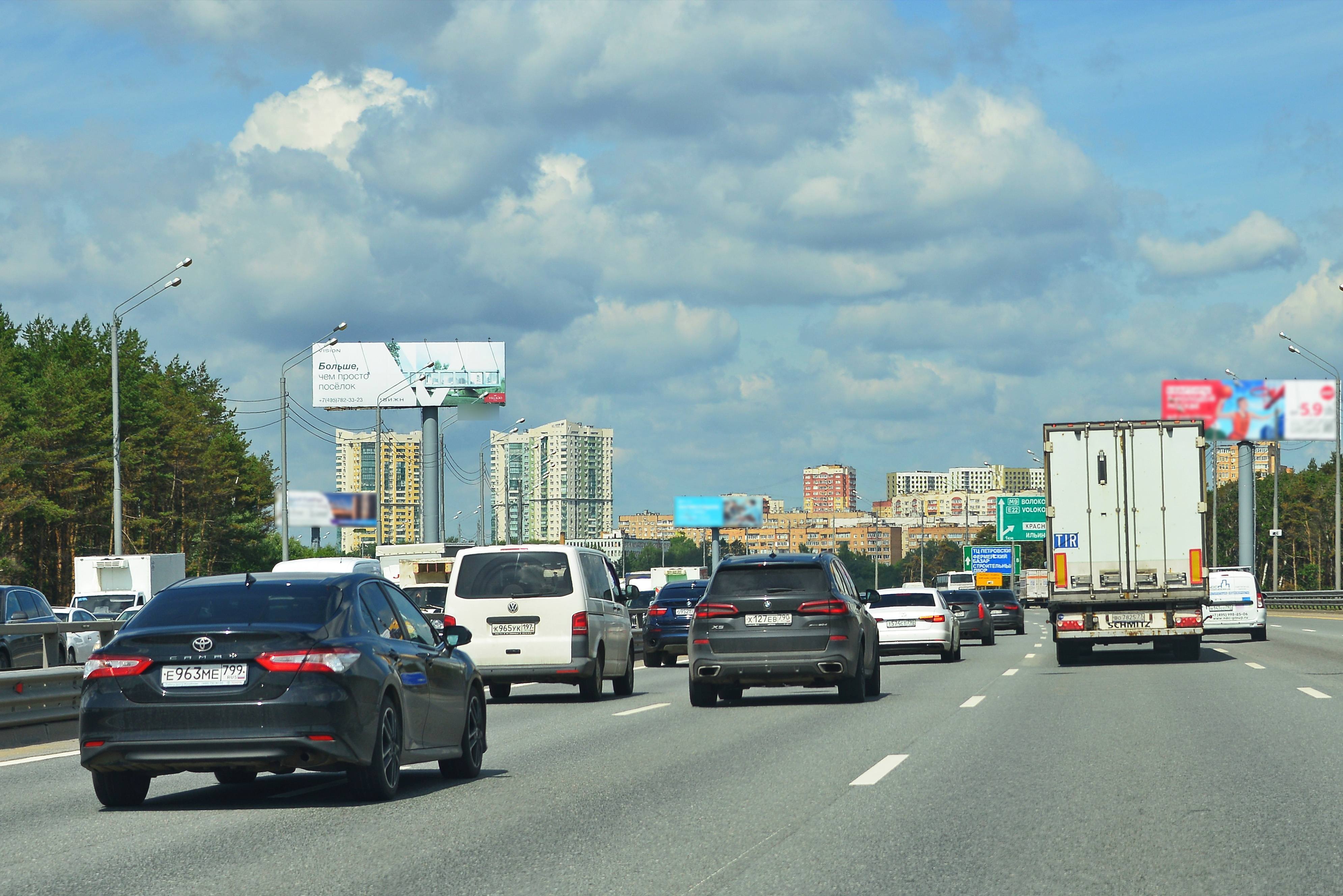 Фотография рекламного носителя, тип: Суперсайт 5x15, адрес: Новорижское ш., 18 950м, поз.2, Москва, Россия. Сторона Б №816214