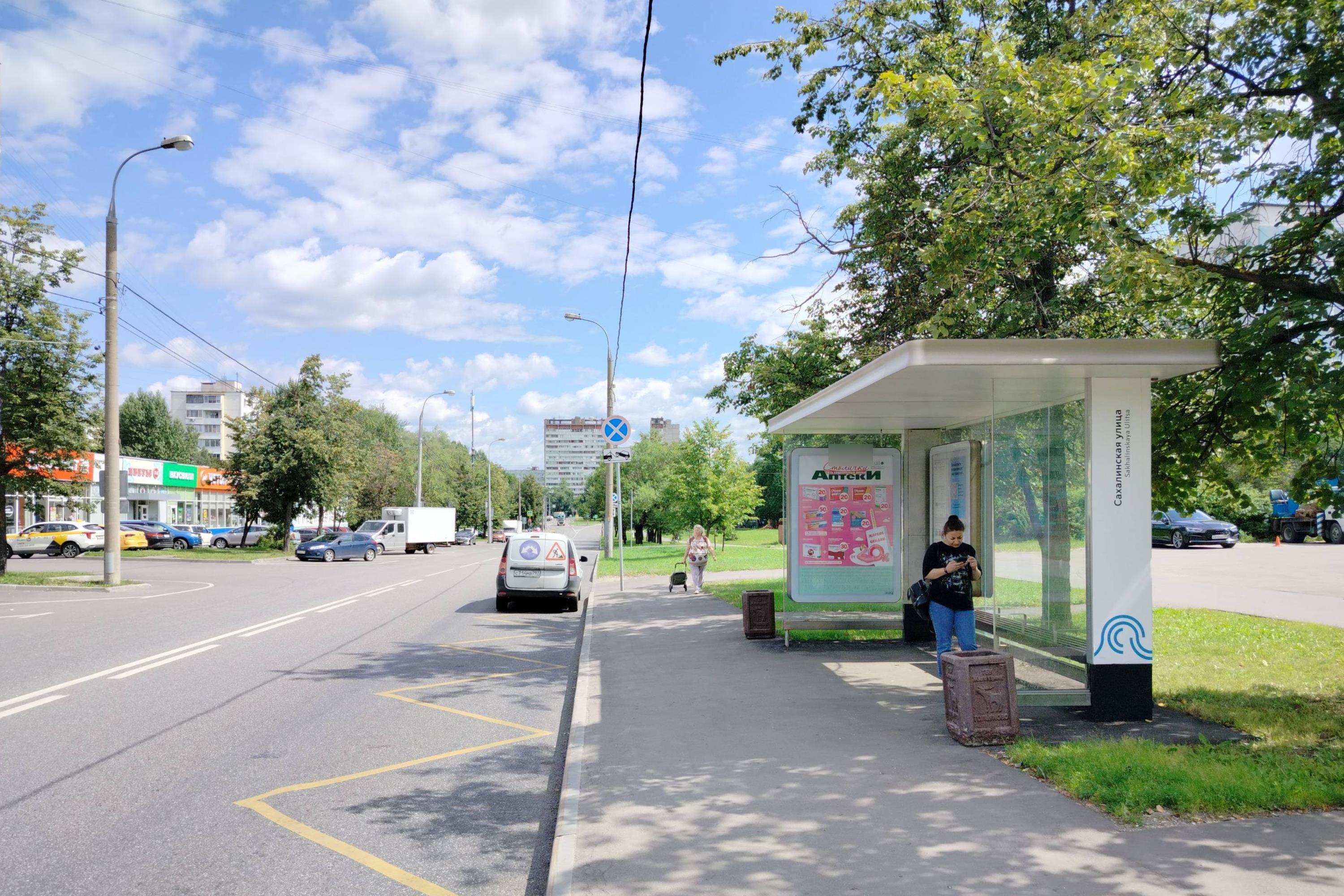 Фотография рекламного носителя, тип: Остановка 1.8x1.2, адрес: Уссурийская ул., ост. "Сахалинская ул.", из центра, Москва, Россия. Сторона А №935895