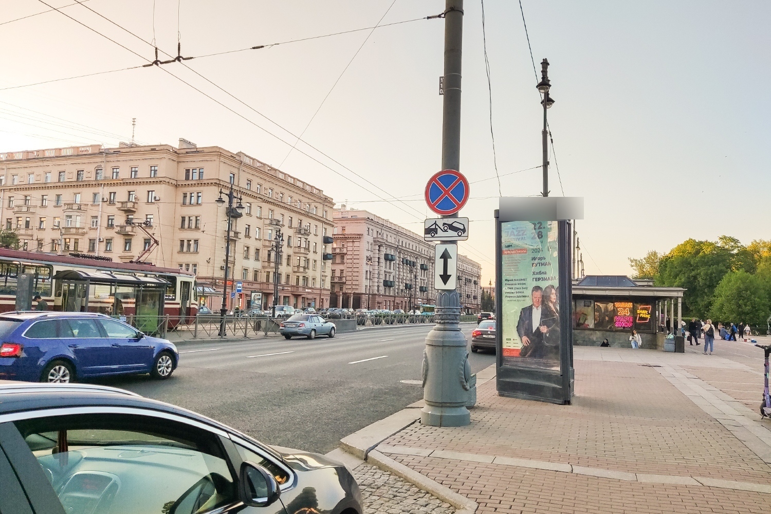 Фотография рекламного носителя, тип: Пиллар 3x1.4, адрес: Московский пр-т., у ст.м. "Парк Победы", поз.2, Санкт-Петербург, Россия. Сторона А №542096