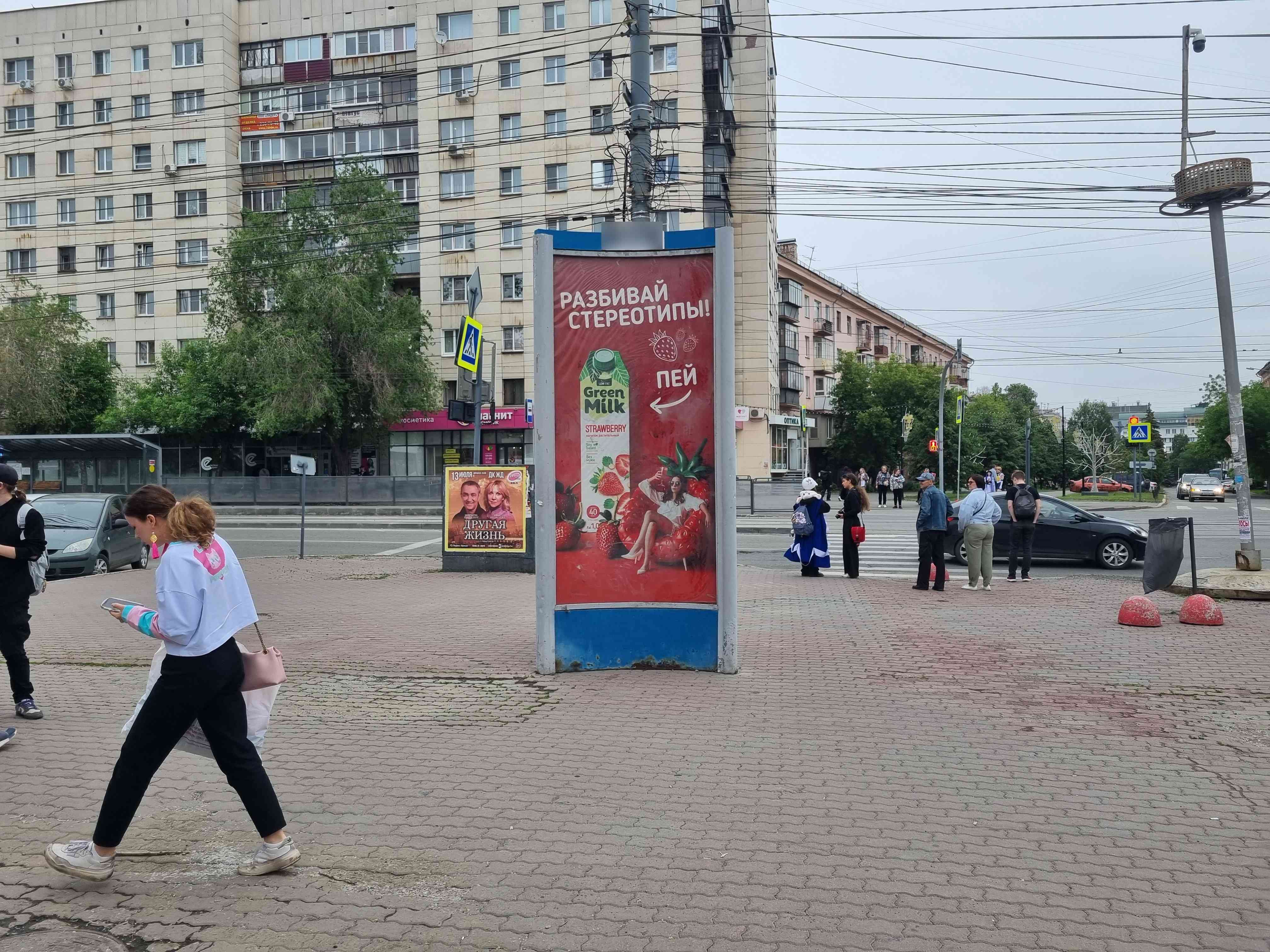 Фотография рекламного носителя, тип: Пиллар 3x1.4, адрес: Цвиллинга ул., д.54 Х Орджоникидзе ул., Челябинск, Челябинская область, Россия. Сторона С №1329483