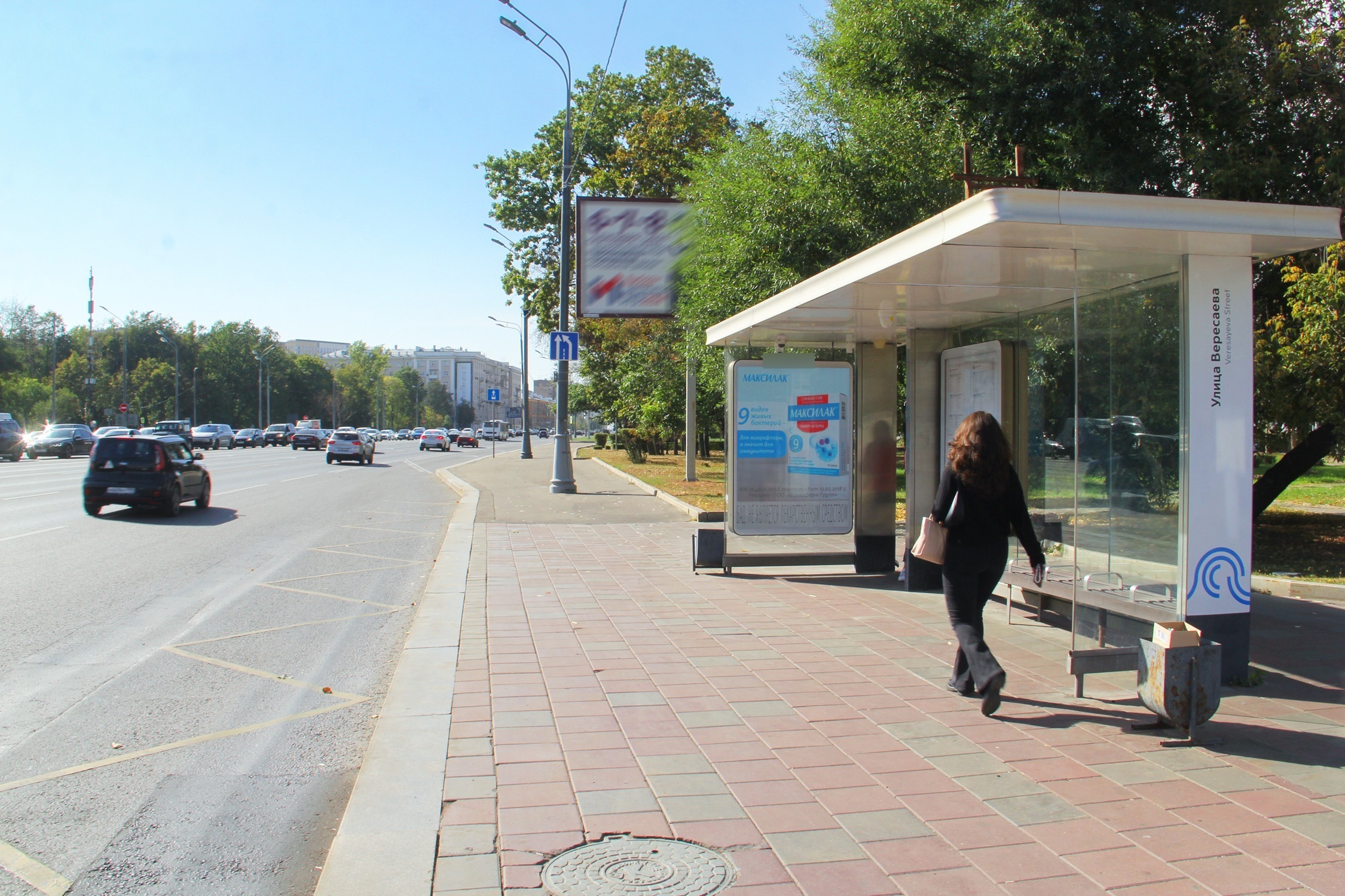 Фотография рекламного носителя, тип: Остановка 1.8x1.2, адрес: Можайское ш., д.4, корп.1, поз.2, Москва, Россия. Сторона А1 №939071