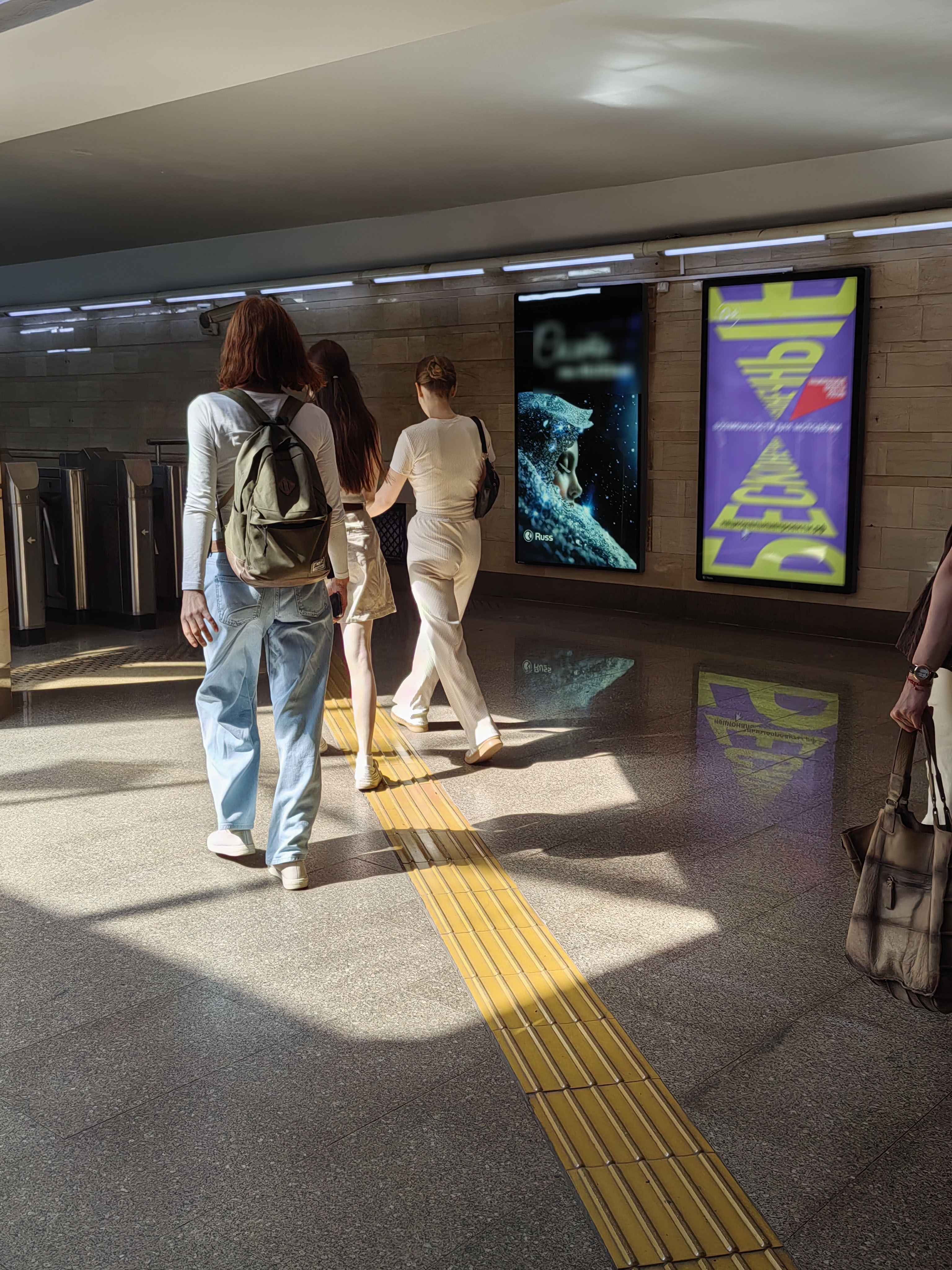 Фотография рекламного носителя, тип: Видеоэкран, адрес: Станция метро «Кремлевская», Казань, Республика Татарстан, Россия. Сторона/вариант №1371524