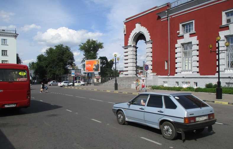 Фотография рекламного носителя, тип: Ситиборд 2.7x3.7, адрес: Привокзальная пл., справа от вокзала, Курск, Курская область, Россия. Сторона В №607676