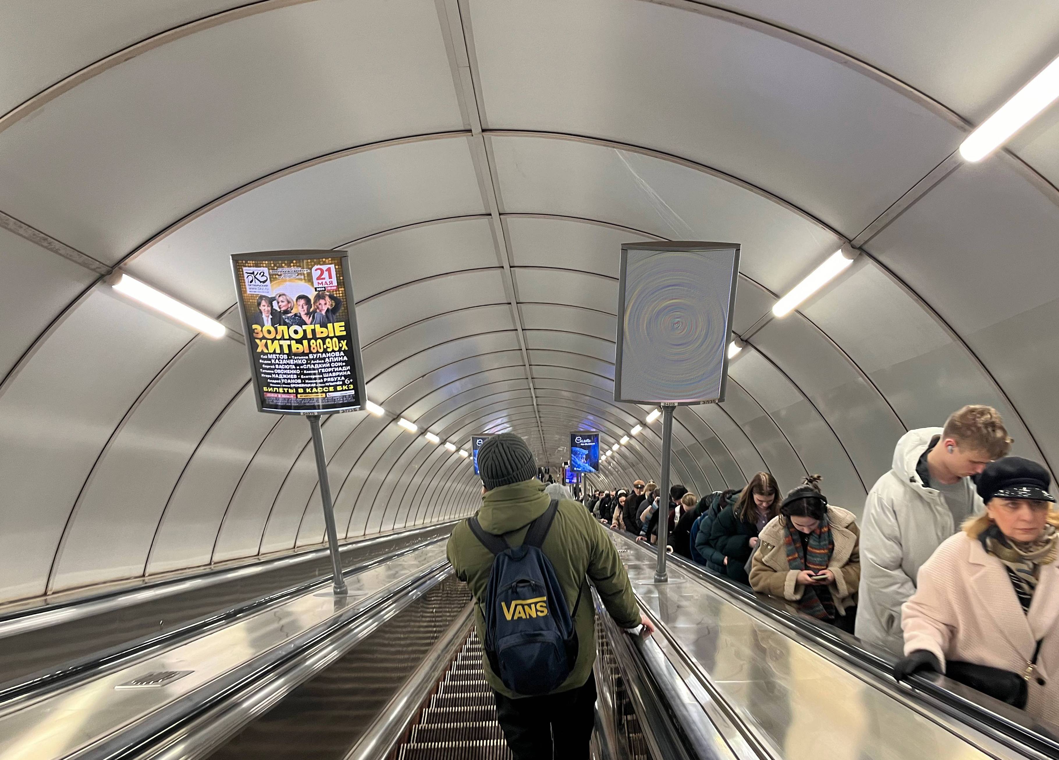 Фотография рекламного носителя, тип: Лайтбокс, адрес: Станция метро «Лесная», линия Кировско-Выборгская, Санкт-Петербург, Россия. Сторона/вариант Б №1605927