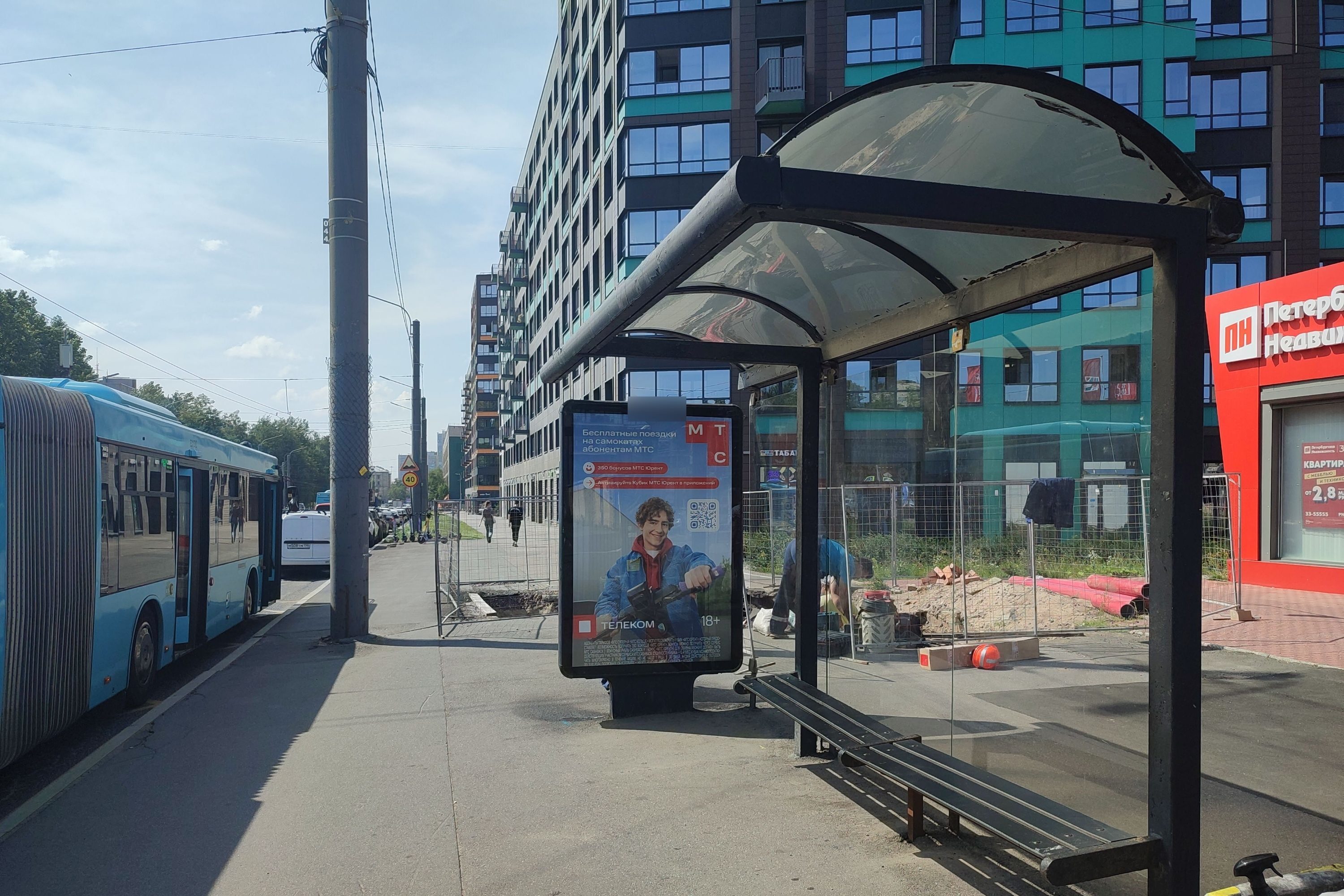 Фотография рекламного носителя, тип: Остановка 1.8x1.2, адрес: Светлановский пр-т. Х Орбели ул., поз.2, Санкт-Петербург, Россия. Сторона А №140626