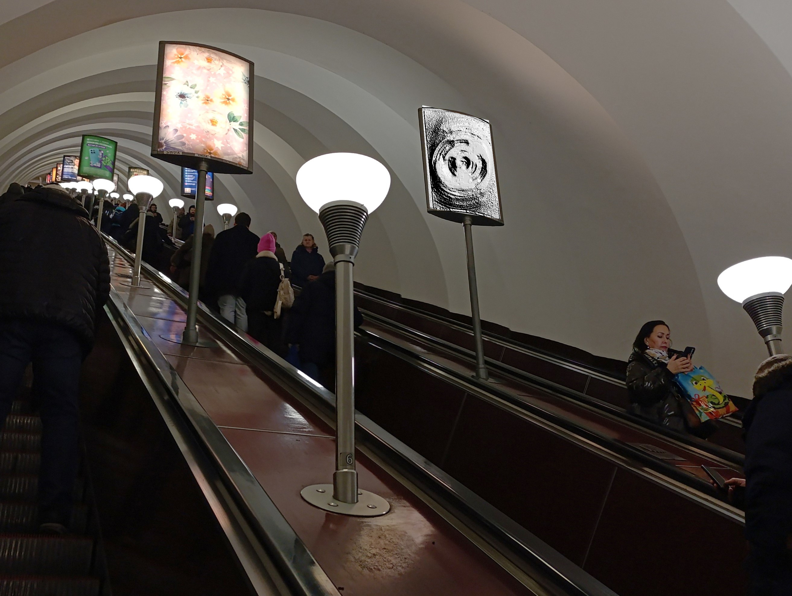 Фотография рекламного носителя, тип: Лайтбокс, адрес: Станция метро «Черная речка», линия Московско-Петроградская, Санкт-Петербург, Россия. Сторона/вариант А №1606043