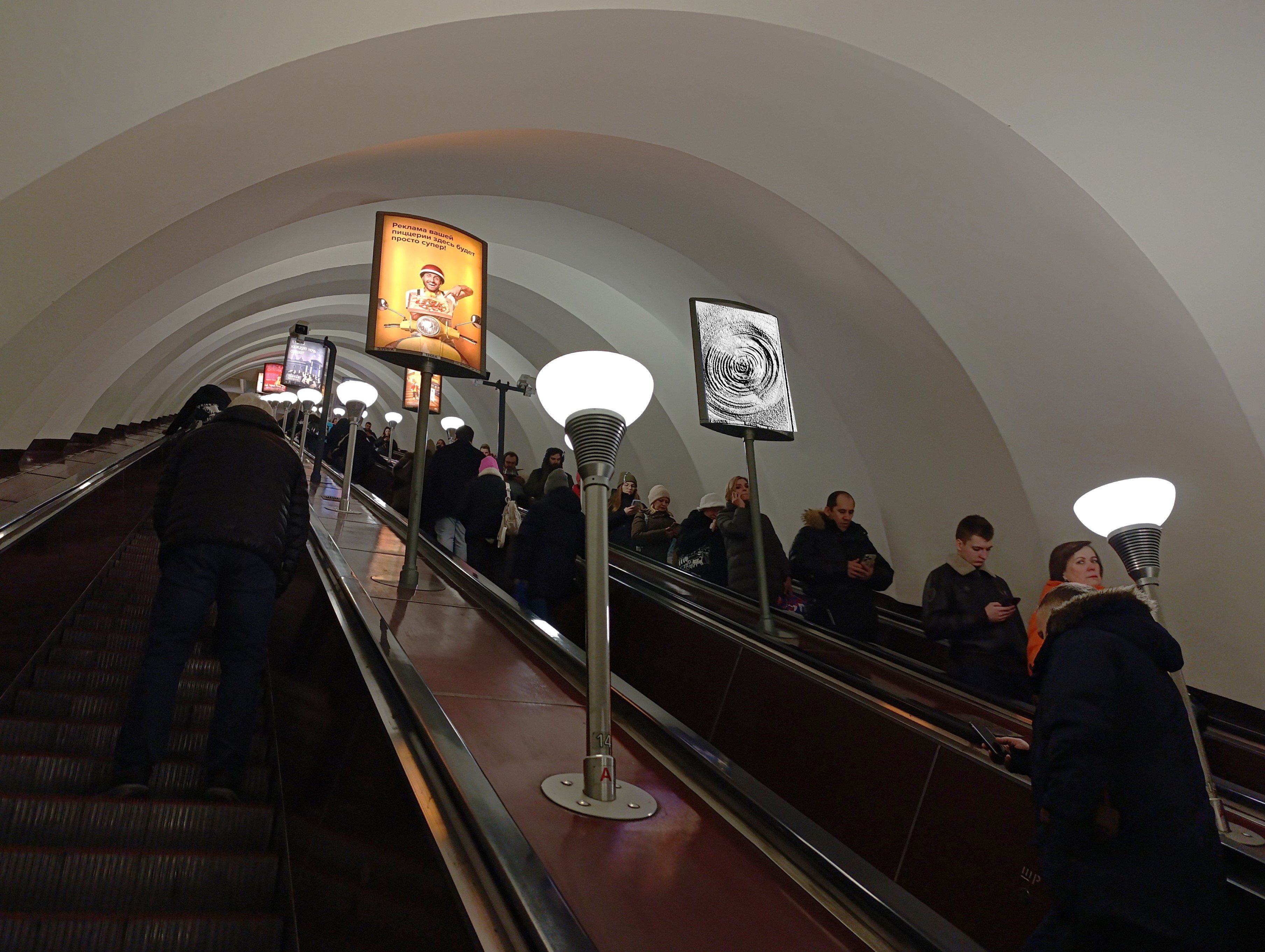 Фотография рекламного носителя, тип: Лайтбокс, адрес: Станция метро «Черная речка», линия Московско-Петроградская, Санкт-Петербург, Россия. Сторона/вариант А №1606044