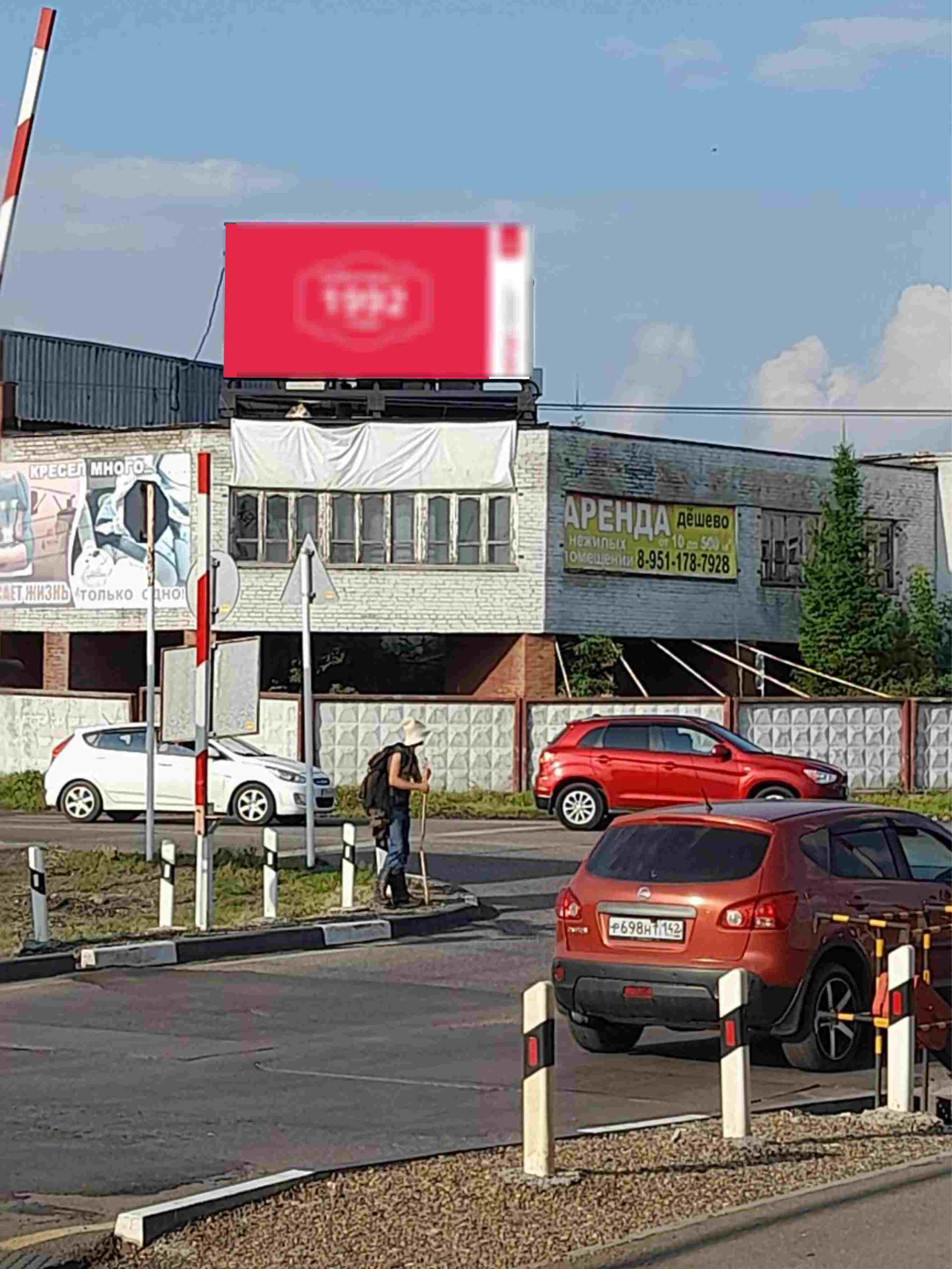 Фотография рекламного носителя, тип: Билборд 3x6, адрес: Магистральная ул., д.8, Осинники, Кемеровская область, Россия. Сторона Б1-Б10 №1330330