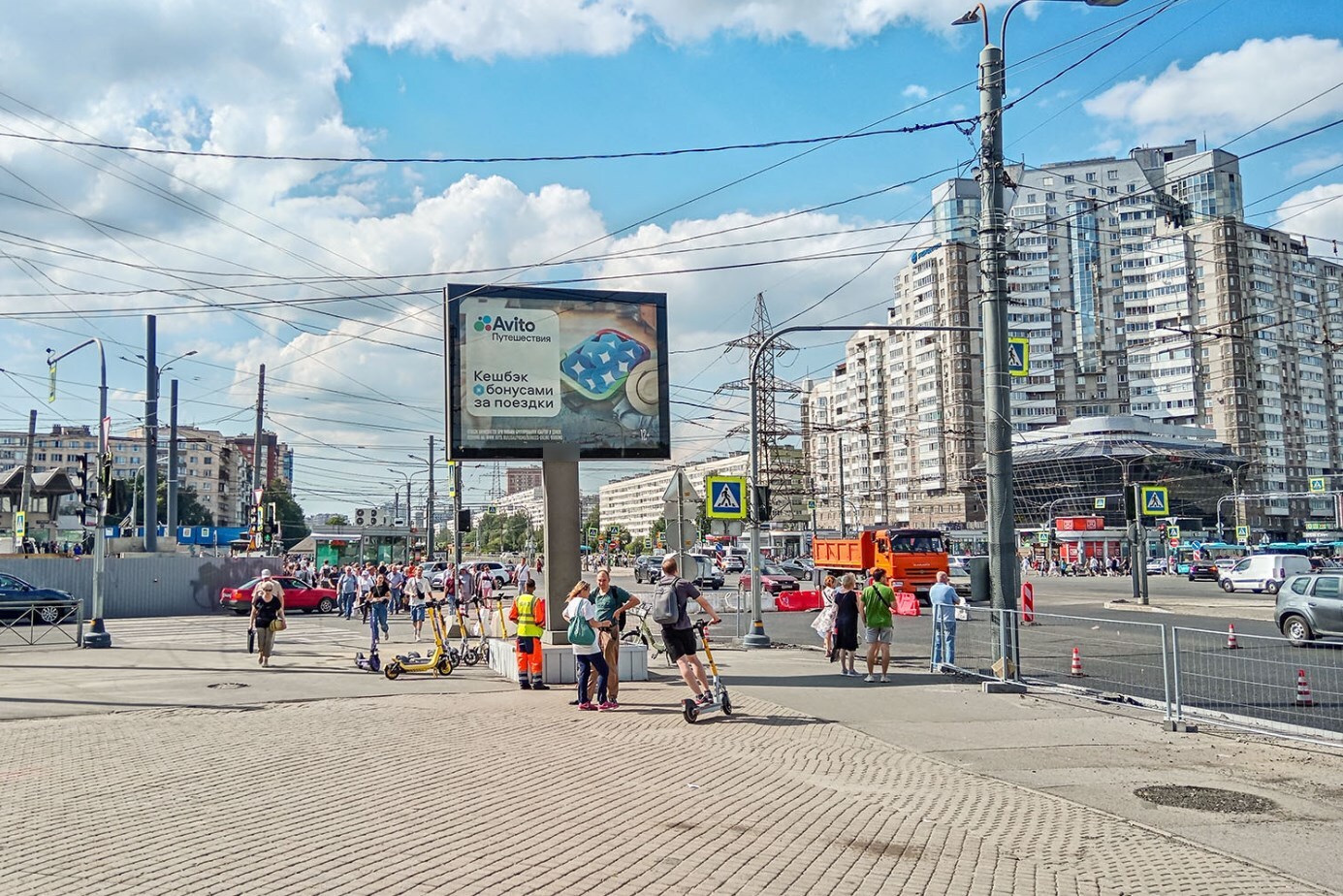 Фотография рекламного носителя, тип: Ситиборд 2.7x3.7, адрес: Испытателей пр-т. Х Коломяжский пр-т., Санкт-Петербург, Россия. Сторона Б1 №767907