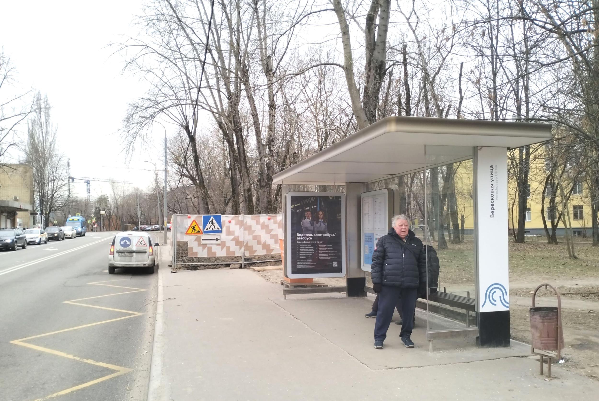 Фотография рекламного носителя, тип: Остановка 1.8x1.2, адрес: Кольская ул., д.12, стр.1, Москва, Россия. Сторона А №927865