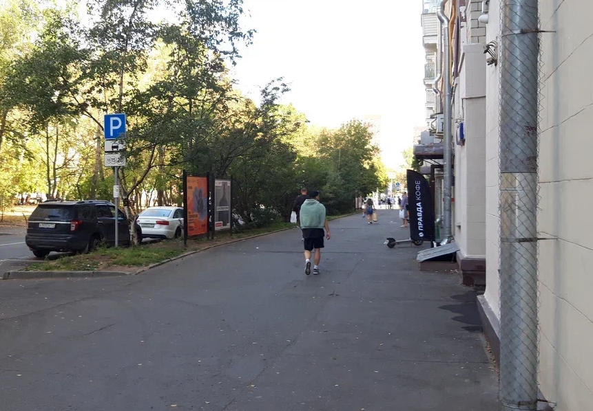 Фотография рекламного носителя, тип: Афиша 1.75x1.8, адрес: Черняховского ул., д.4А, поз.2, стенд 2, Москва, Россия. Сторона B №887558