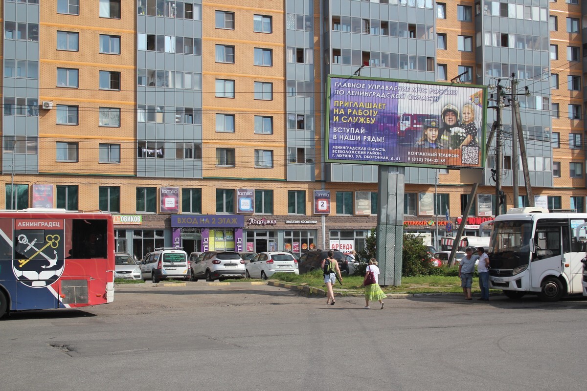 Фотография рекламного носителя, тип: Билборд 3x6, адрес: Мурино п., Привокзальная пл., д.2, Ленинградская область, Россия. Сторона А1-А3 №166221