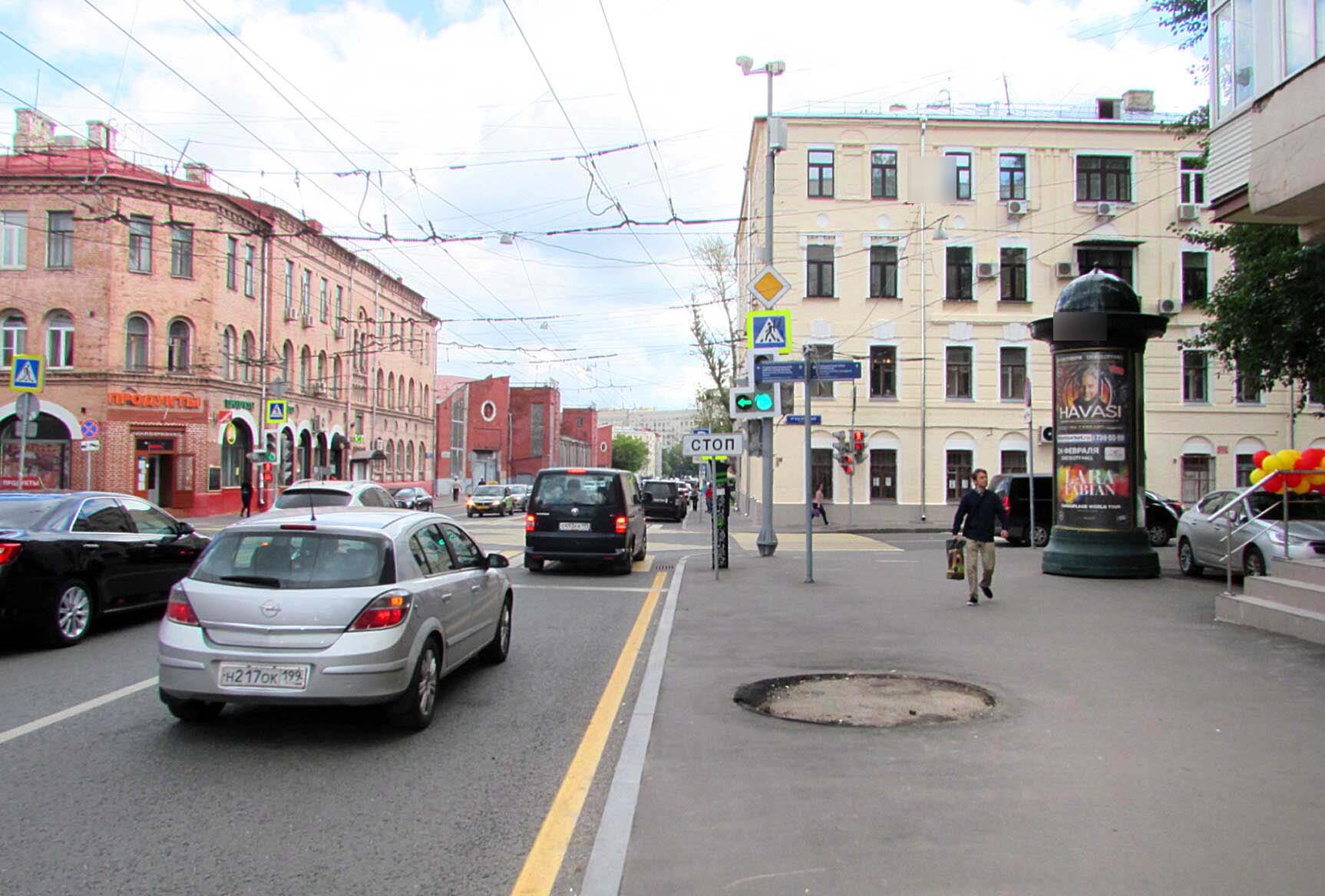 Фотография рекламного носителя, тип: Пиллар 3x1.4, адрес: Новорязанская ул., д.20, Москва, Россия. Сторона A №262325