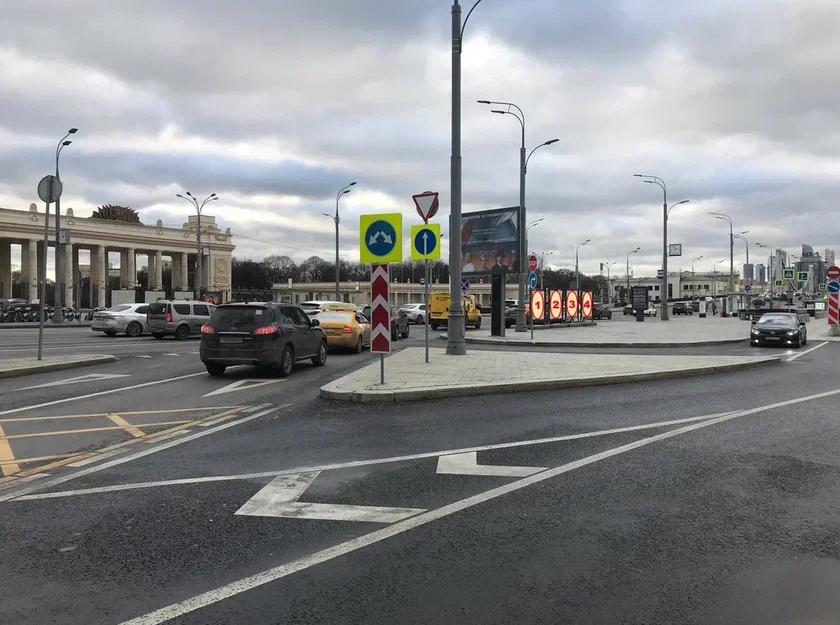 Фотография рекламного носителя, тип: Афиша 1.75x1.8, адрес: Крымский вал ул., д.10, стенд 2, Москва, Россия. Сторона B №886886