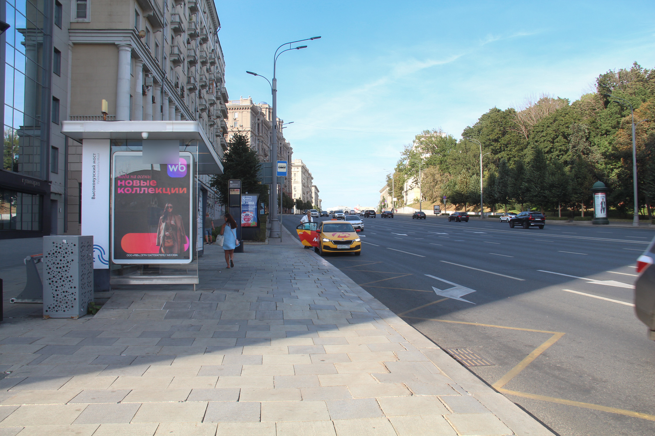 Фотография рекламного носителя, тип: Остановка 1.8x1.2, адрес: Земляной Вал ул., д.50А, стр.3, ост. Высокояузский мост, поз.2, Москва, Россия. Сторона Б1 №706807