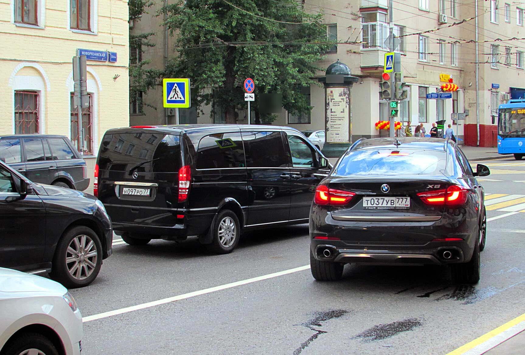 Фотография рекламного носителя, тип: Пиллар 3x1.4, адрес: Новорязанская ул., д.20, Москва, Россия. Сторона B №262326