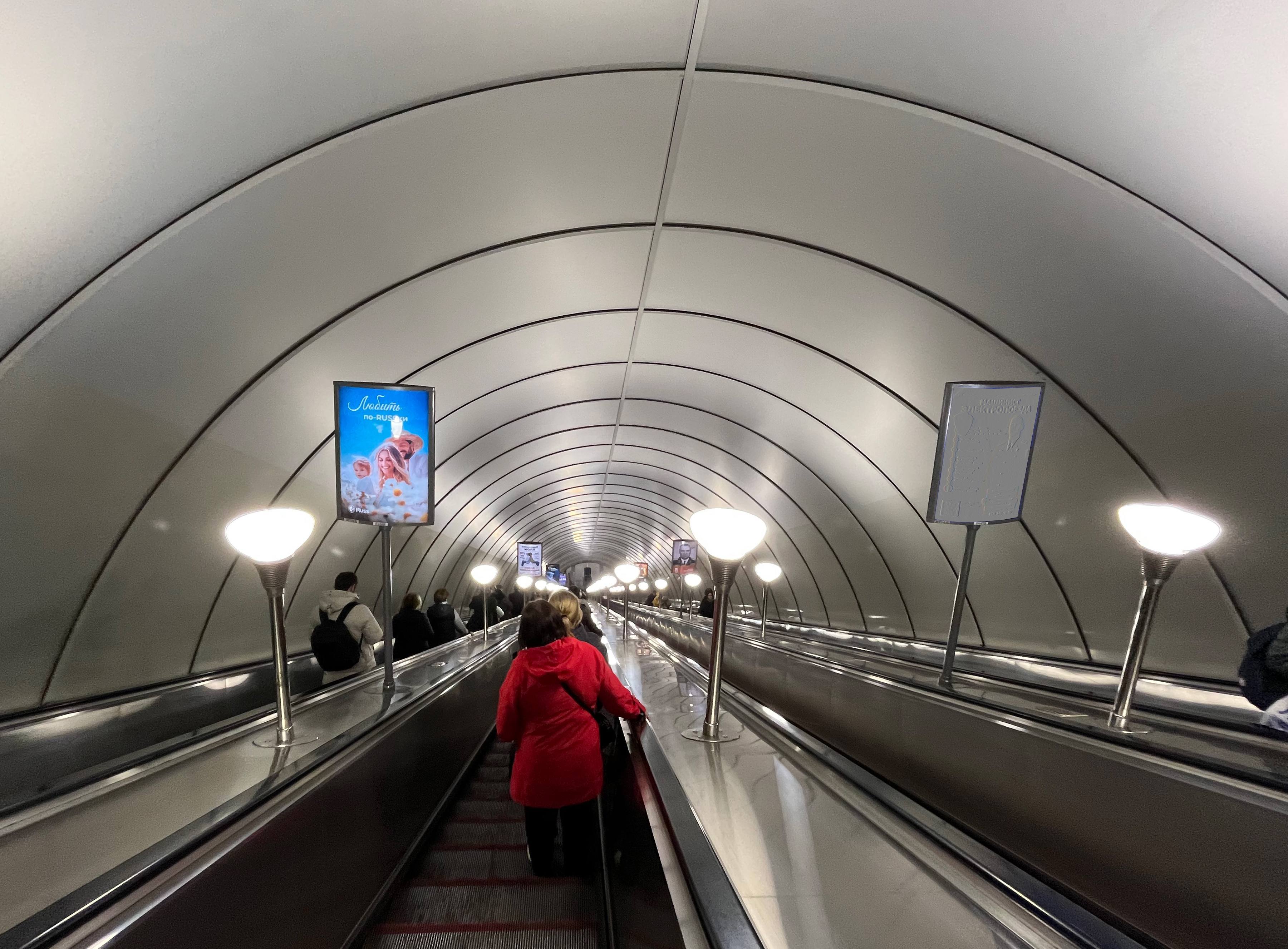 Фотография рекламного носителя, тип: Лайтбокс, адрес: Станция метро «Ладожская», линия Правобережная, Санкт-Петербург, Россия. Сторона/вариант Б №1371500