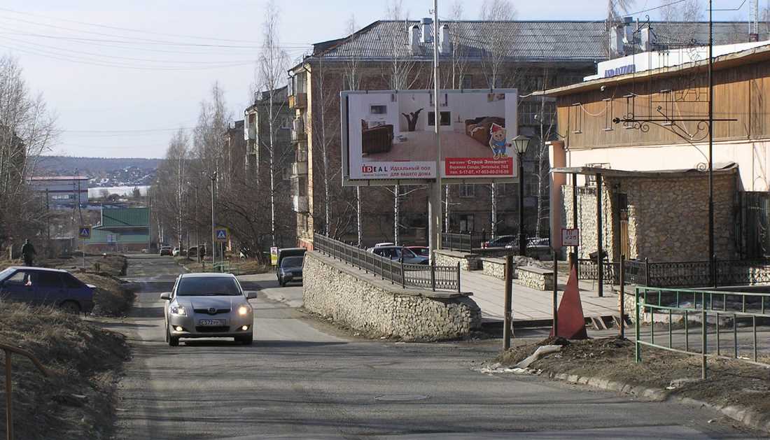 Фотография рекламного носителя, тип: Билборд 3x6, адрес: Сабуроваул., д.6, Верхняя Салда, Свердловская область, Россия. Сторона А №1331621