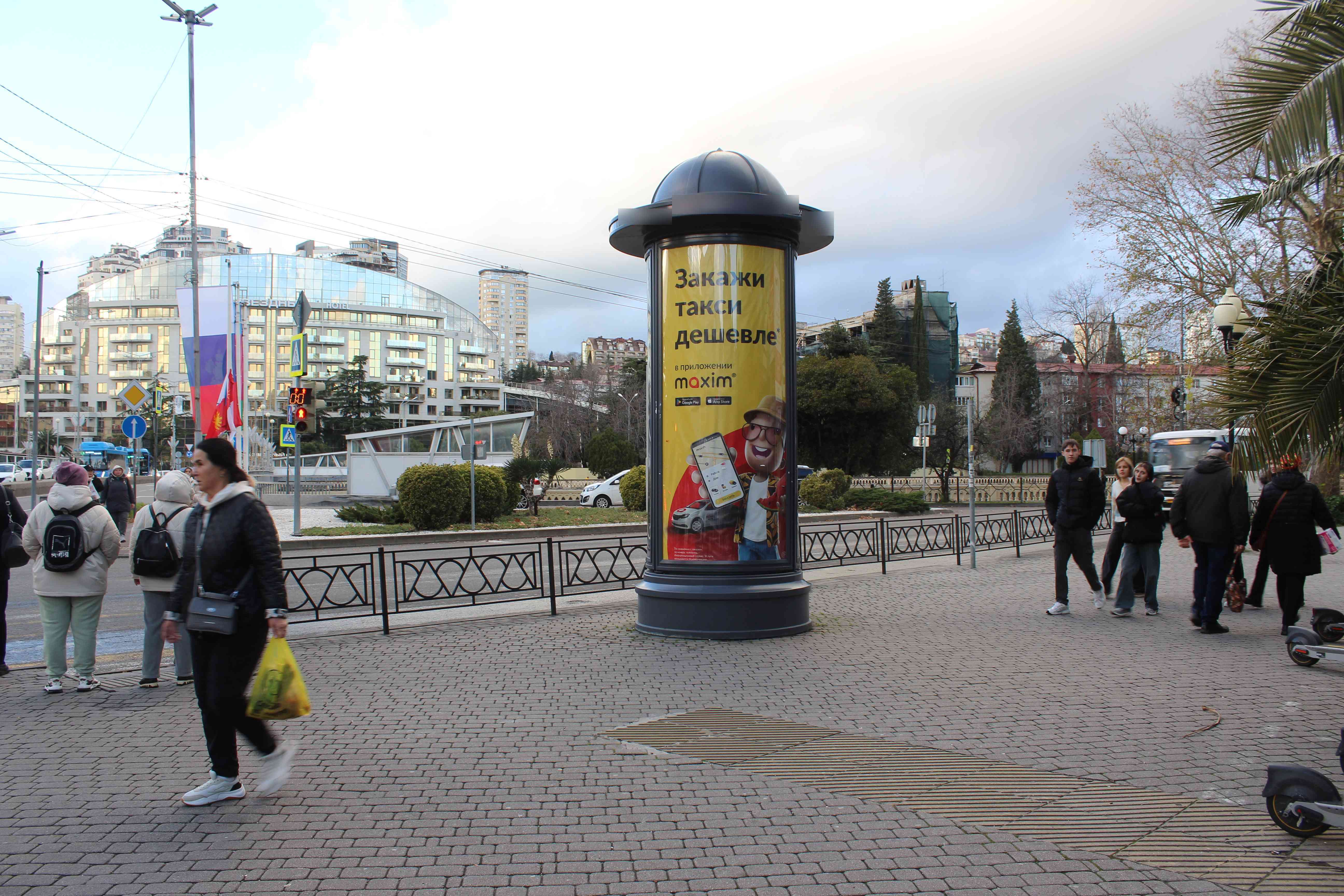 Фотография рекламного носителя, тип: Пиллар 3x1.4, адрес: Московская ул. Х Конституции ул., ТЦ Александрия, Сочи, Краснодарский край, Россия. Сторона А №91155