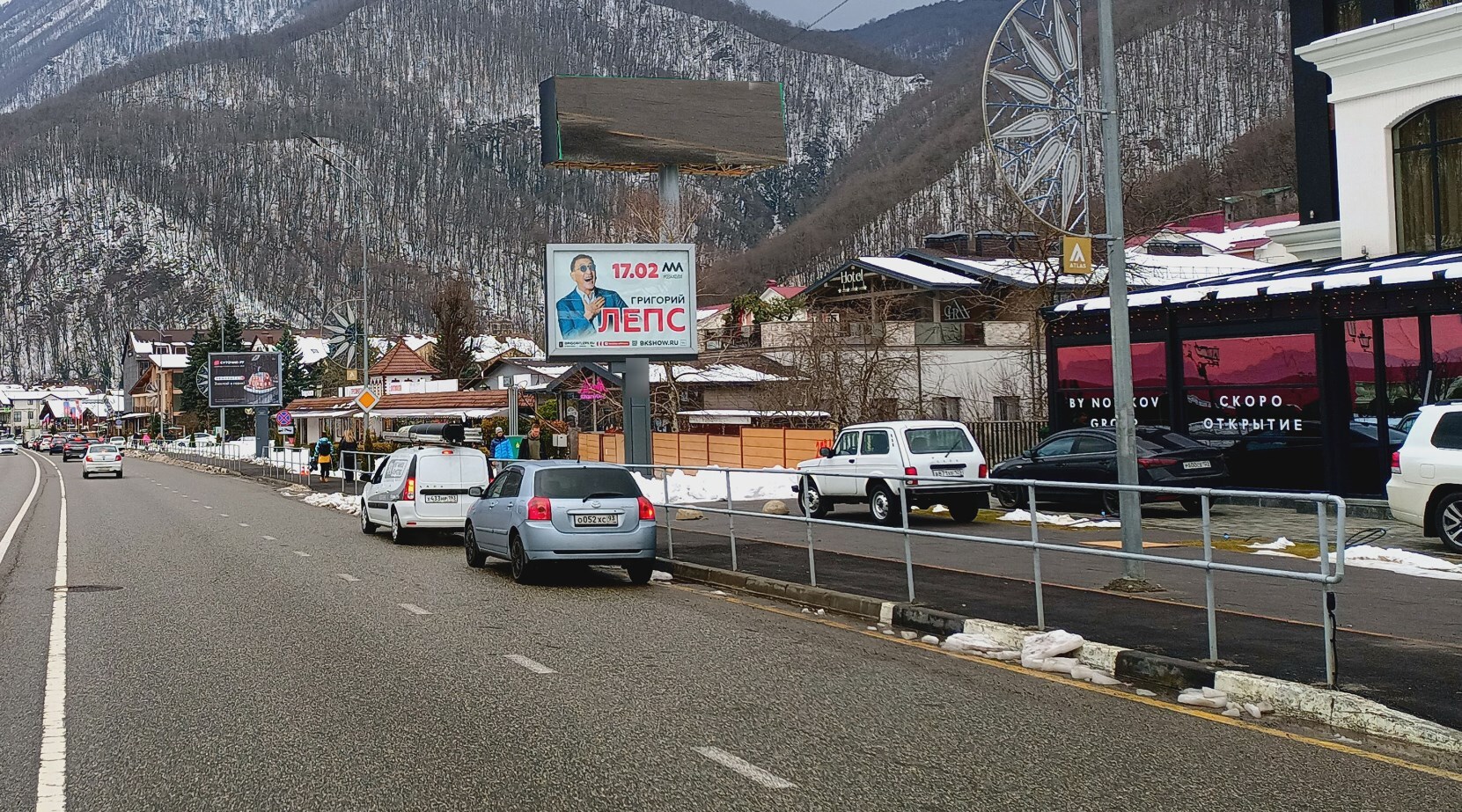 Фотография рекламного носителя, тип: Билборд 3x4, адрес: Эсто-Садок пос., Адлер-Красная Поляна а/д, Адлер, Краснодарский край, Россия. Сторона А №742721