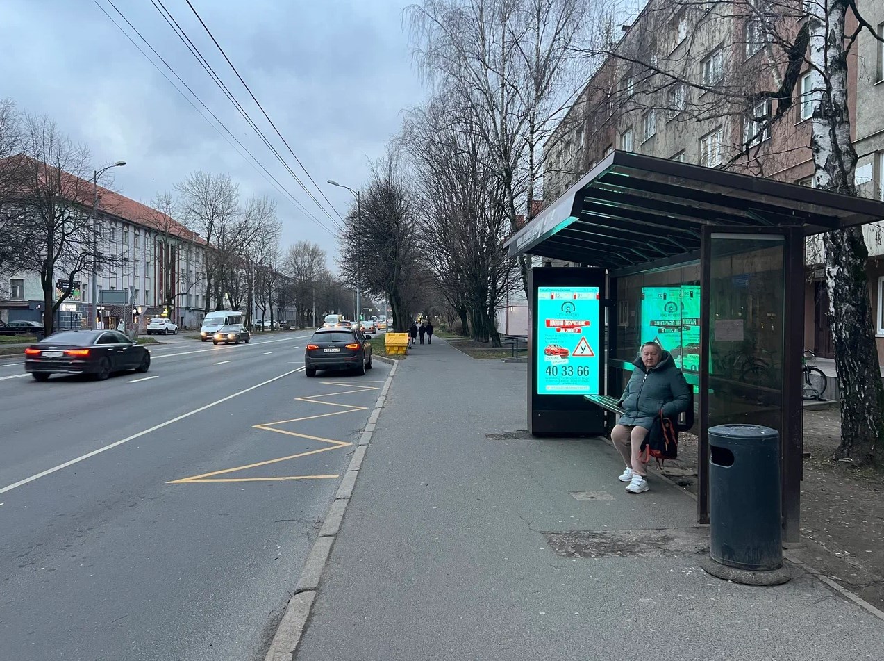 Фотография рекламного носителя, тип: Остановка 1.8x1.2, адрес: Александра Невского ул., ост. ул.Дадаева, Калининград, Калининградская область, Россия. Сторона А1-А10 №1325637