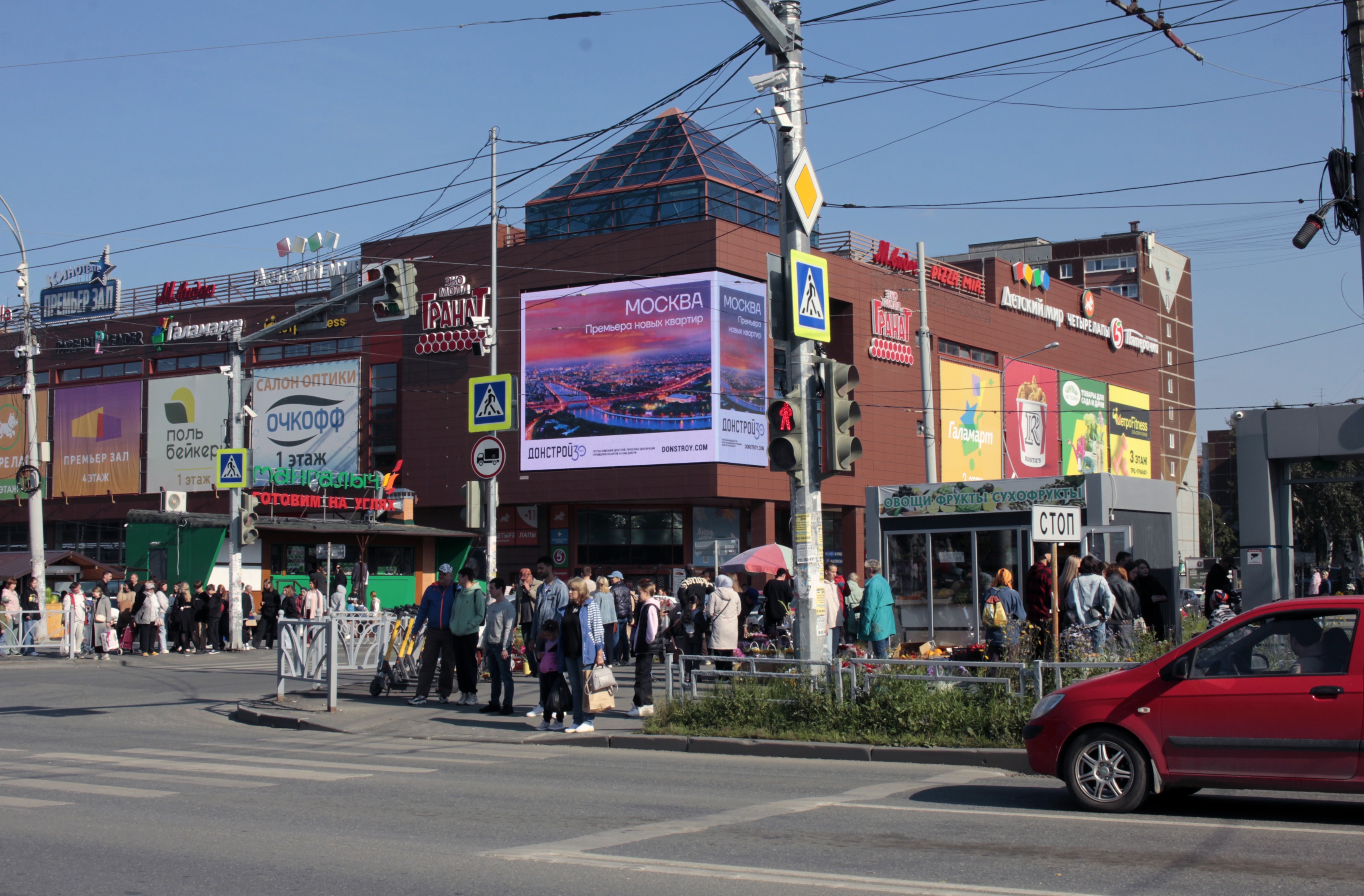 Фотография рекламного носителя, тип: Видеоэкран, адрес: Амундсена ул., д. 63, Екатеринбург, Свердловская область, Россия. Сторона А1-А10 №1072472