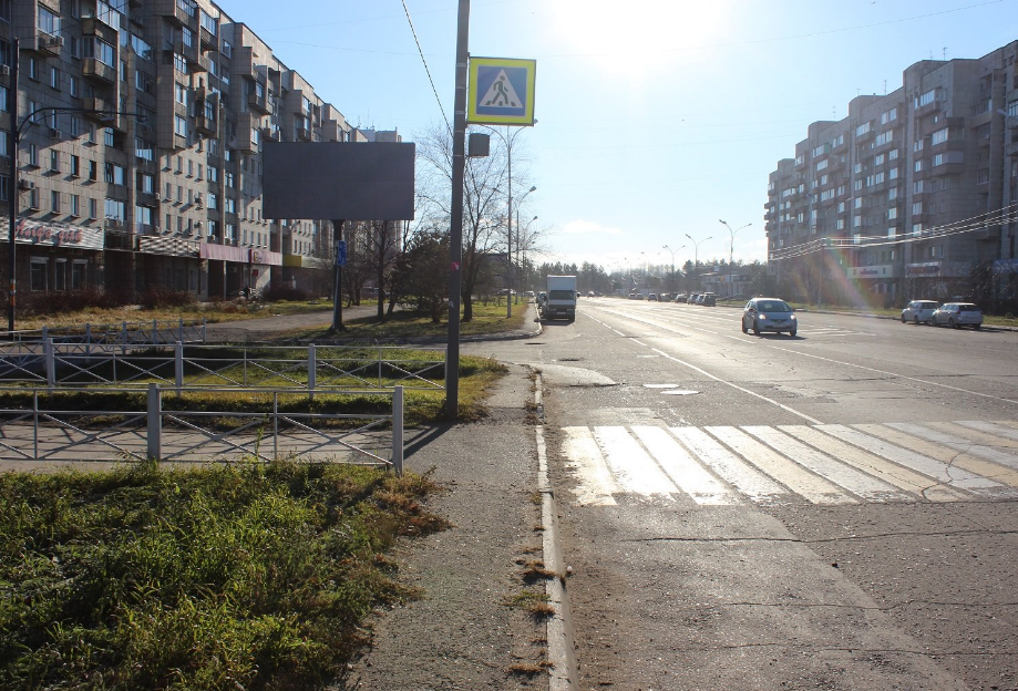 Фотография рекламного носителя, тип: Билборд 3x6, адрес: Первостроителей пр-т., д.18, Комсомольск-на-Амуре, Хабаровский край, Россия. Сторона Б №1370278