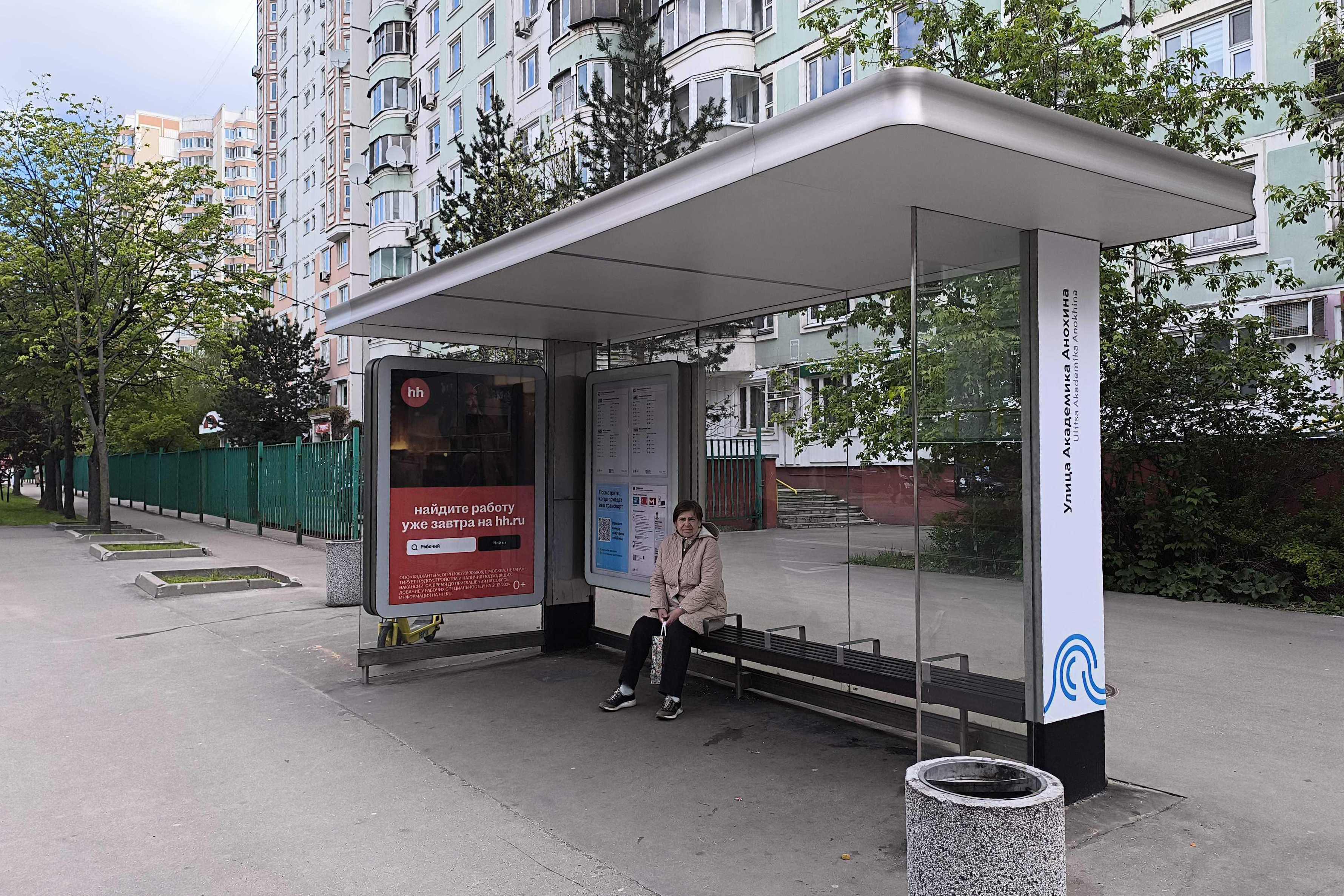 Фотография рекламного носителя, тип: Остановка 1.8x1.2, адрес: Анохина Академика ул., д.9, Москва, Россия. Сторона А №923196