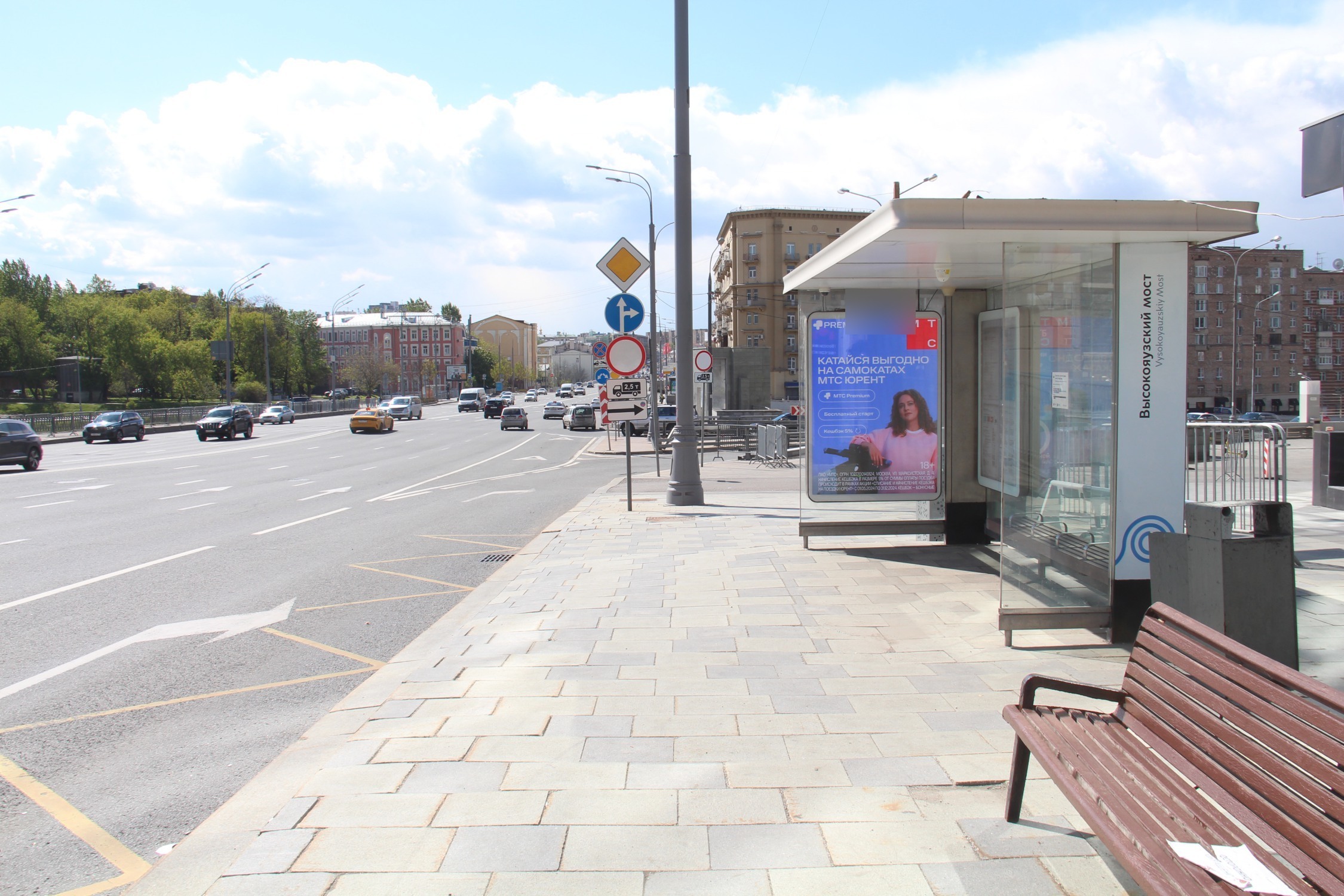 Фотография рекламного носителя, тип: Остановка 1.8x1.2, адрес: Земляной Вал ул., д.50А, стр.3, ост. Высокояузский мост, поз.2, Москва, Россия. Сторона А1 №706806