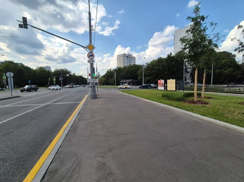 Фотография рекламного носителя, тип: Афиша 1.75x1.8, адрес: 26 Бакинских Комиссаров ул., д.2, стенд 1, Москва, Россия. Сторона A №864928