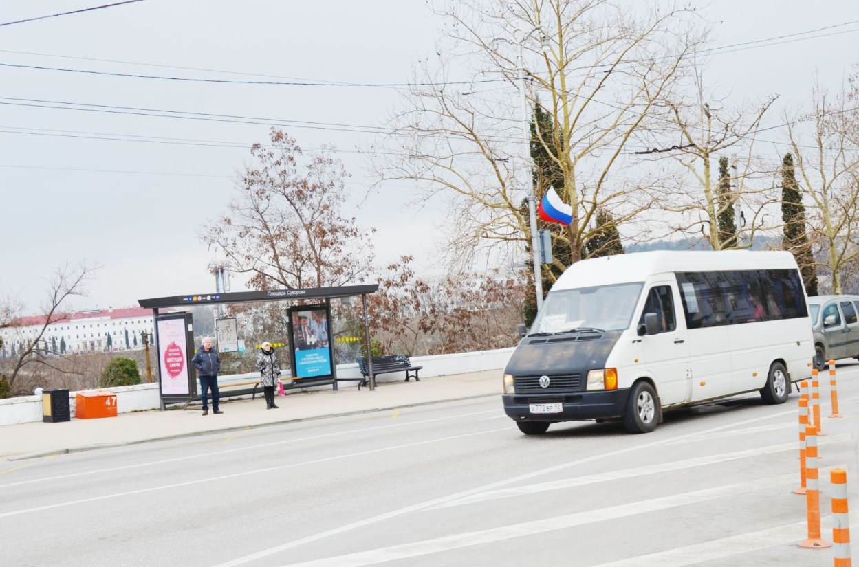 Фотография рекламного носителя, тип: Остановка 1.8x1.2, адрес: Суворова пл., ост Площадь Суворова, Севастополь, Россия. Сторона Б1 №771632