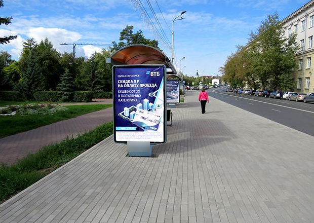 Фотография рекламного носителя, тип: Остановка 1.8x1.2, адрес: Партизанская ул. Х Ленина ул., поз.3, Омск, Омская область, Россия. Сторона Б №197657