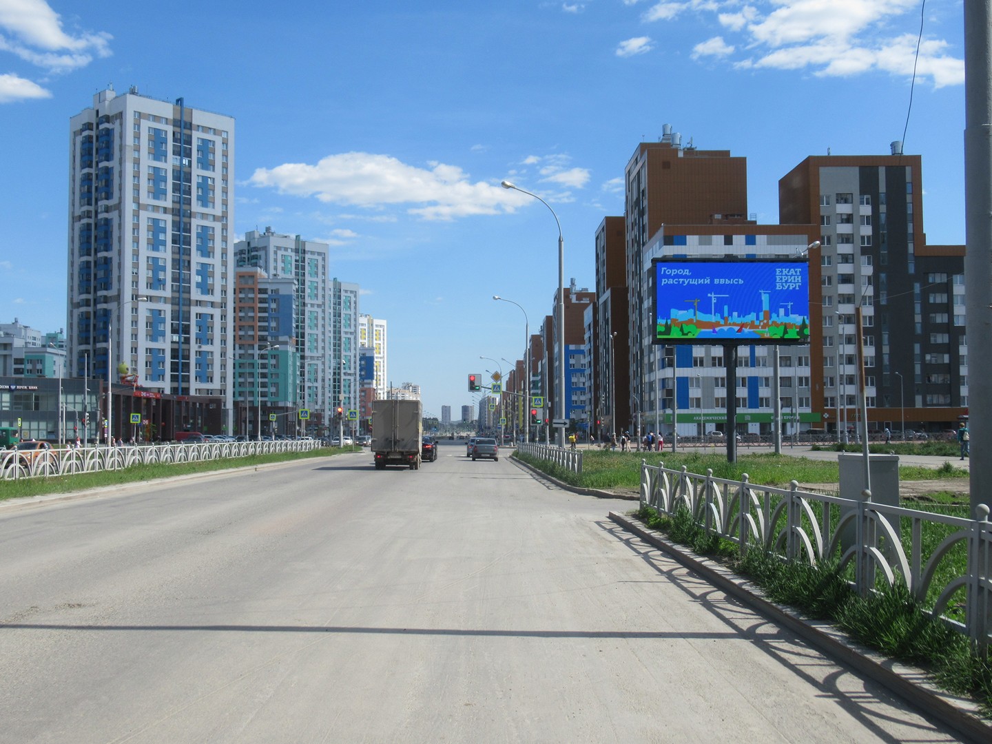 Фотография рекламного носителя, тип: Билборд 3x6, адрес: Академика Сахарова пр-т., д. 57 Х Вильгельма де Геннина ул., Екатеринбург, Свердловская область, Россия. Сторона A1-А10 №958380