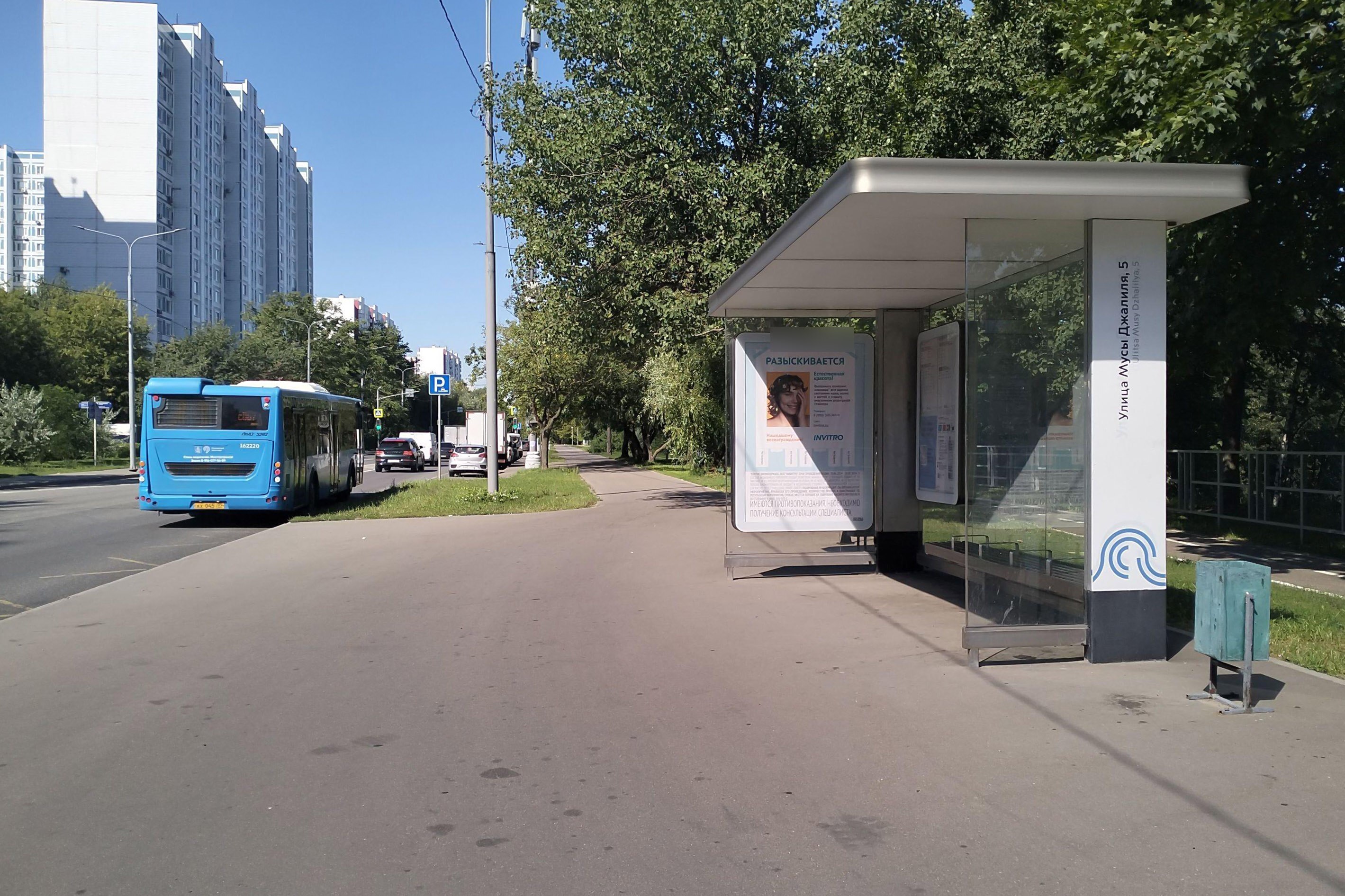 Фотография рекламного носителя, тип: Остановка 1.8x1.2, адрес: Мусы Джалиля ул., д.5, корп.5, Москва, Россия. Сторона А №823961