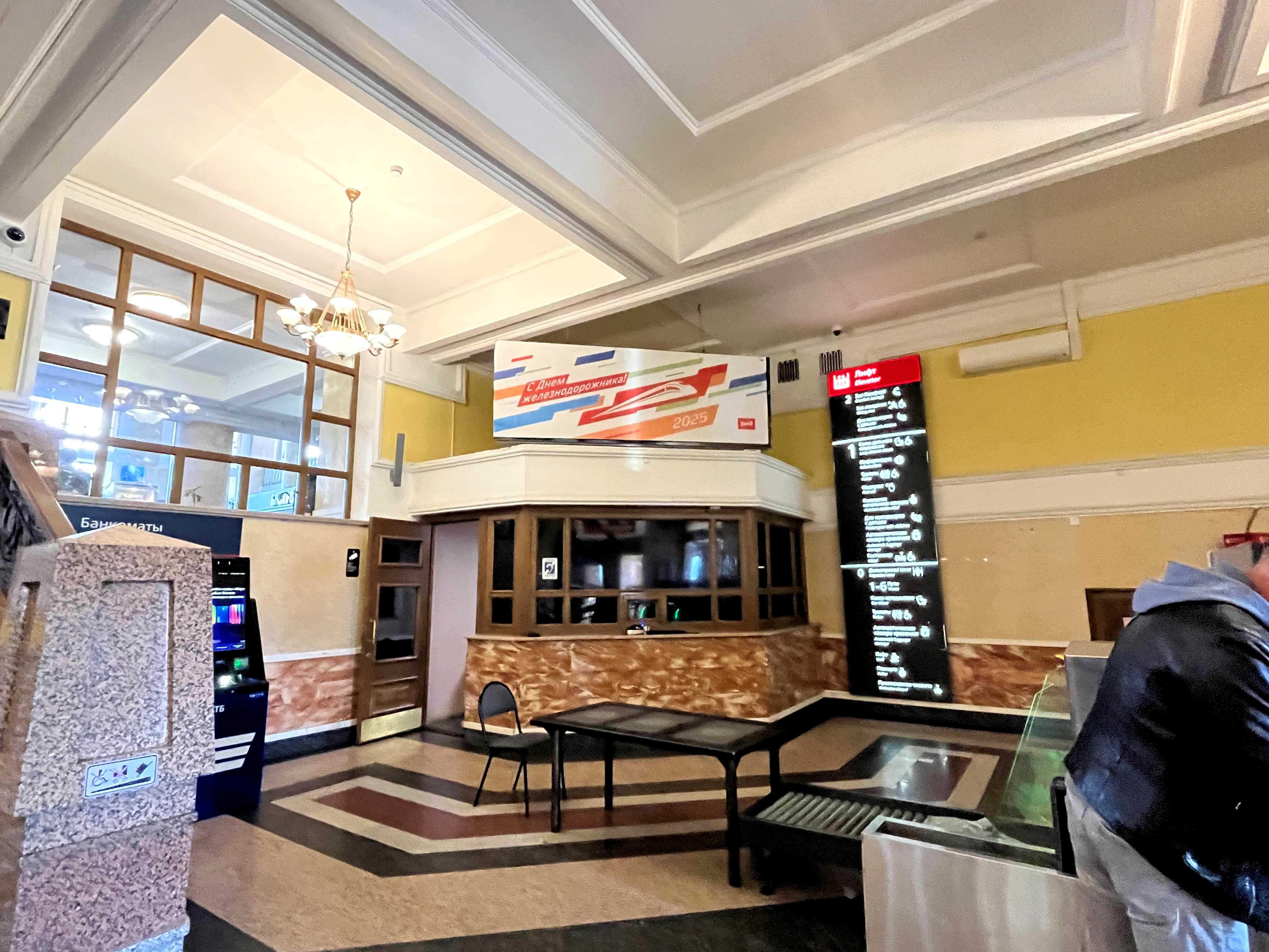 Фотография рекламного носителя, тип: Лайтбокс, адрес: ЖД вокзал «Красноярск», 30 июля ул., д.1, Красноярск, Красноярский край, Россия. Сторона/вариант А №990839