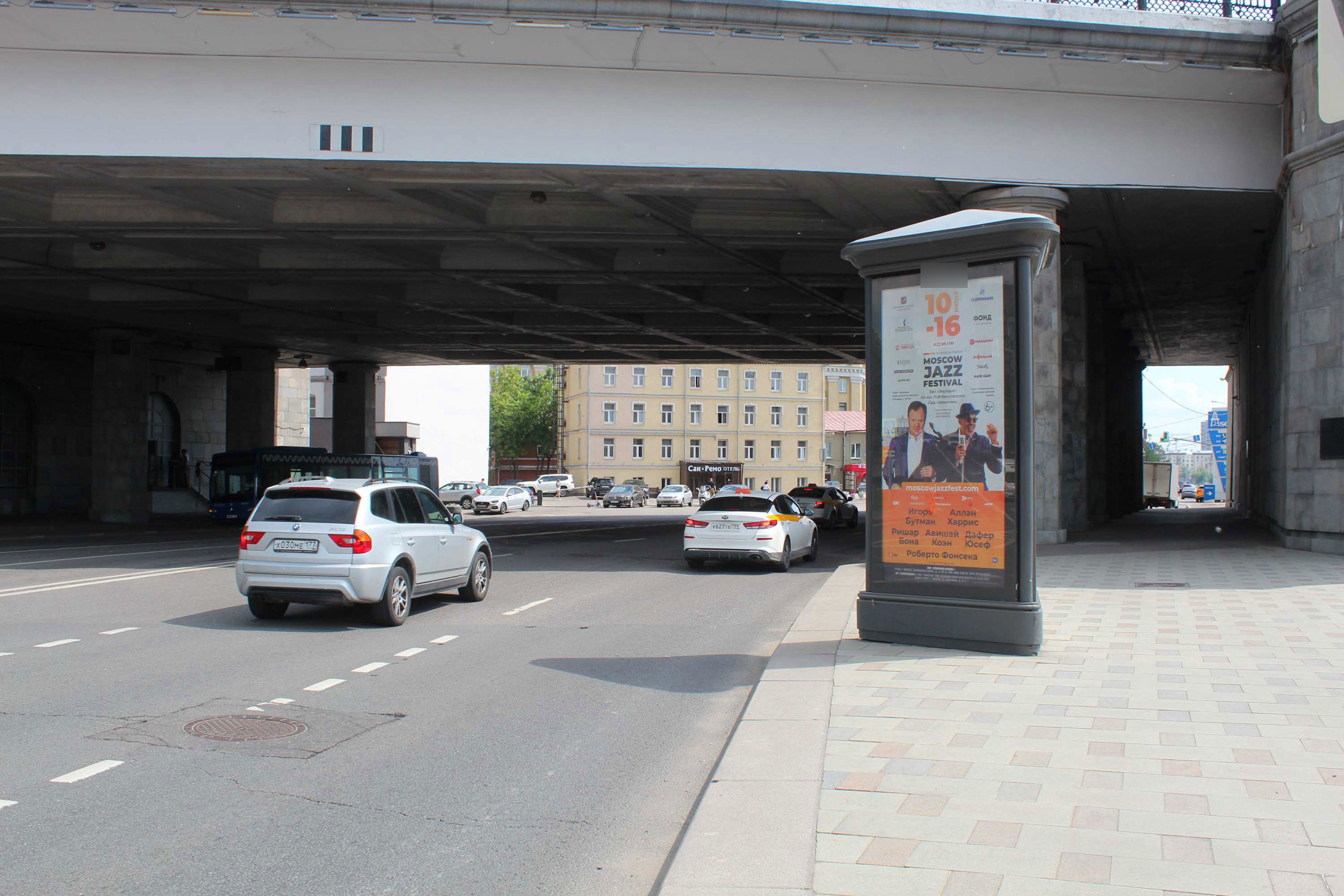 Фотография рекламного носителя, тип: Пиллар 3x1.4, адрес: Гончарная наб., д.3, стр.1, Москва, Россия. Сторона А1-А3 №329622