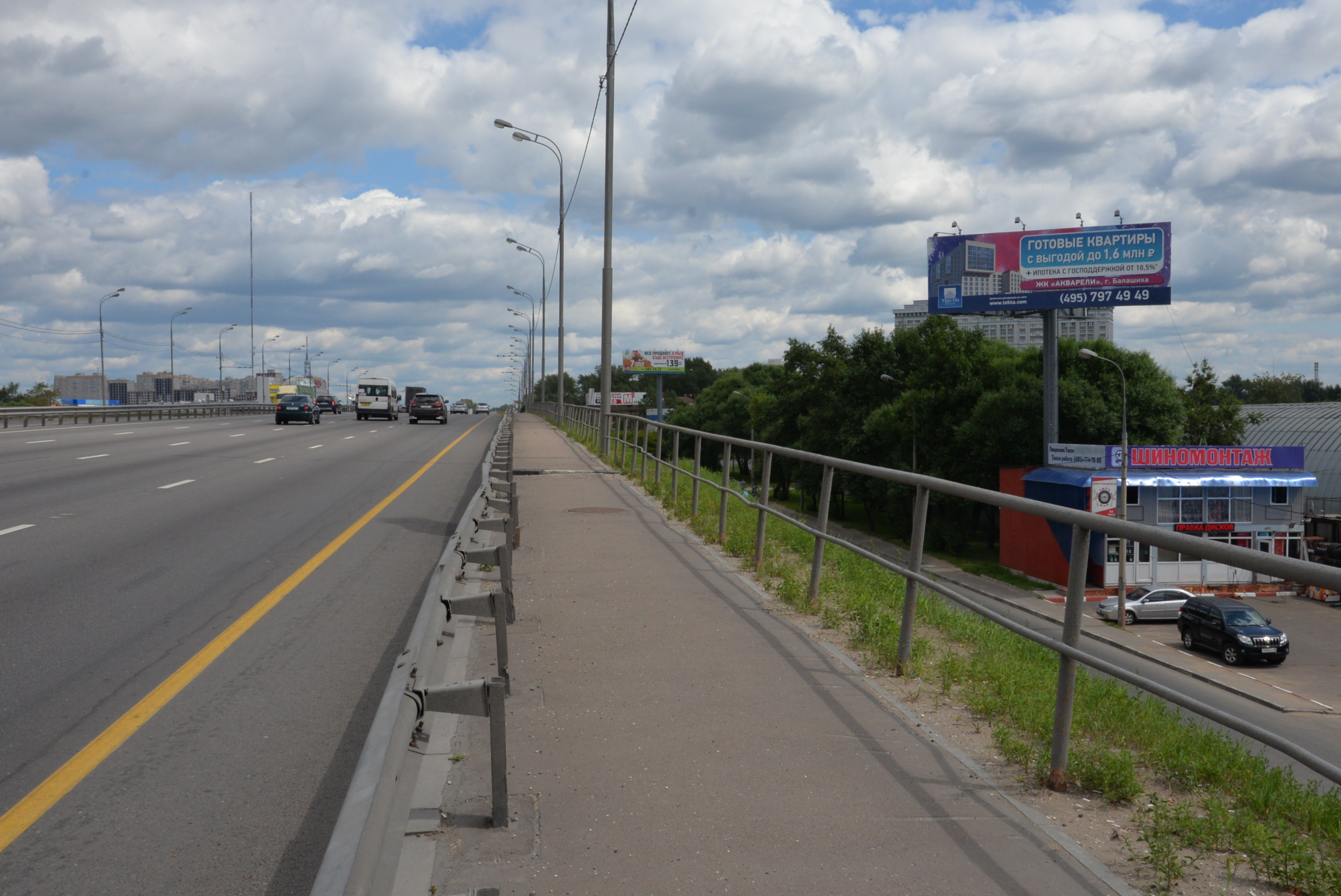 Фотография рекламного носителя, тип: Суперсайт 4x12, адрес: Горьковский мост, 700м от МКАД, Реутов, Московская область, Россия. Сторона А №205569