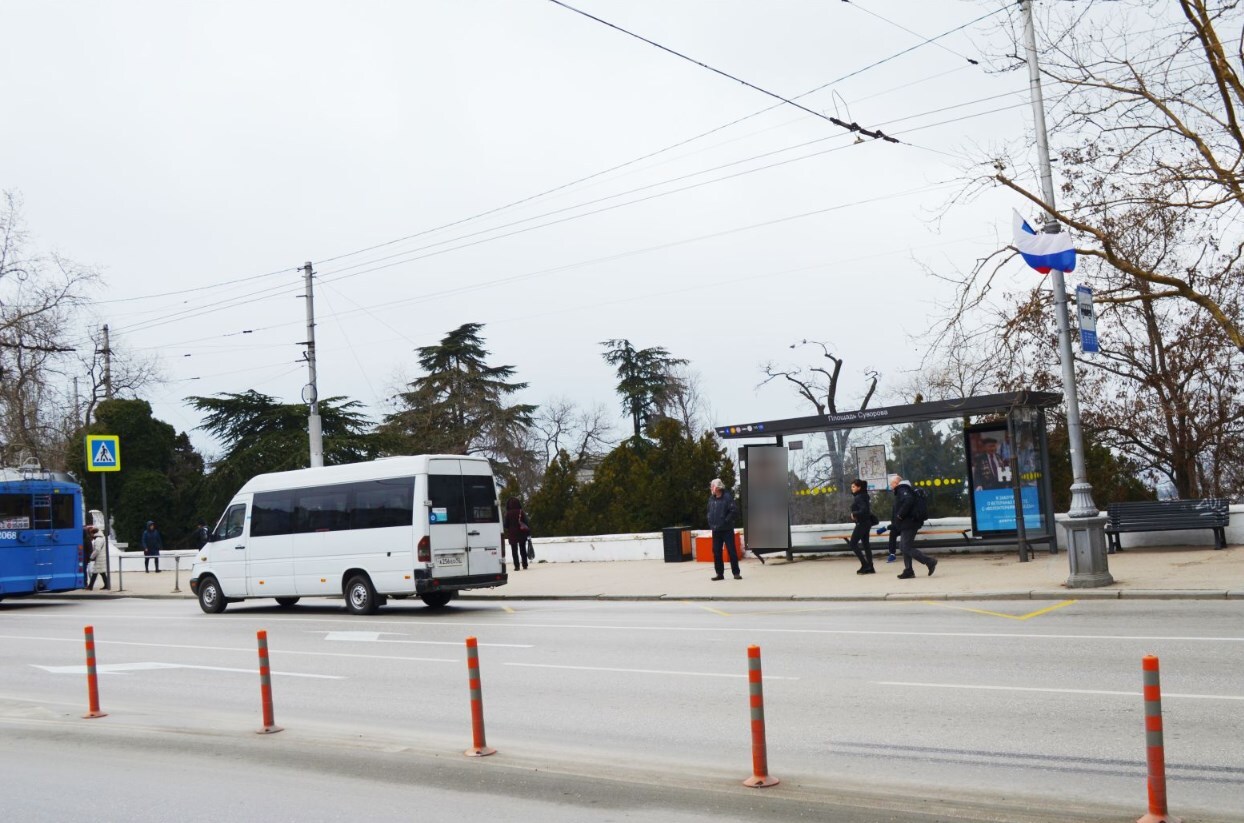 Фотография рекламного носителя, тип: Остановка 1.8x1.2, адрес: Суворова пл., ост Площадь Суворова, Севастополь, Россия. Сторона А6 №771631