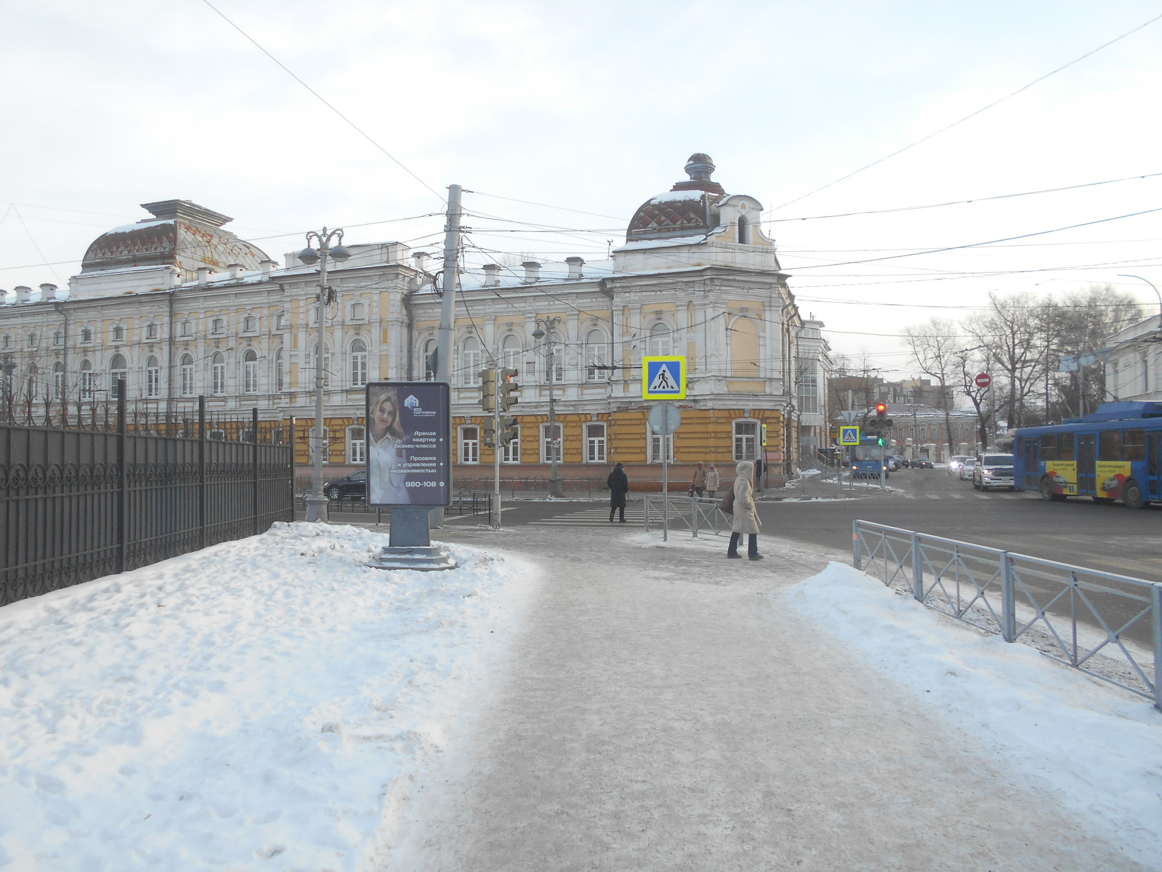 Фотография рекламного носителя, тип: Ситиформат 1.8x1.2, адрес: Свердлова ул. Х Марата ул. гост. "Русь", поз.3, Иркутск, Иркутская область, Россия. Сторона А №1348568