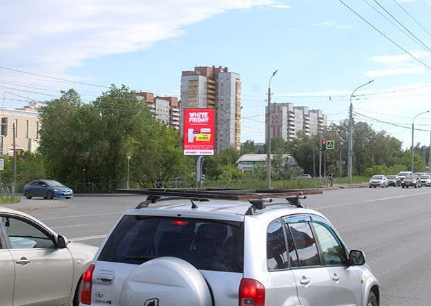 Фотография рекламного носителя, тип: Нестандартный билборд, адрес: Лукашевича ул. X Степанца ул., поз.1, Омск, Омская область, Россия. Сторона Б1-Б10 №1329569