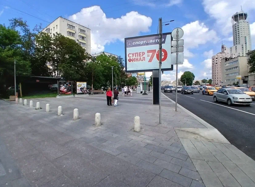 Фотография рекламного носителя, тип: Афиша 1.75x1.8, адрес: Зацепский вал ул., д.6, стенд 2, Москва, Россия. Сторона A №961371