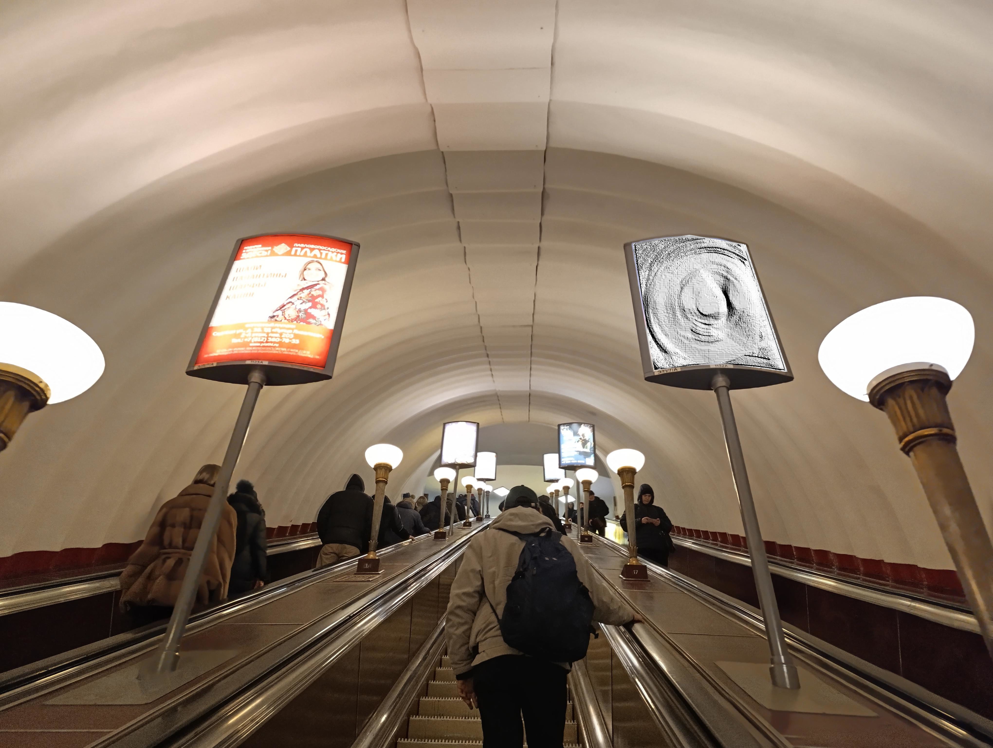 Фотография рекламного носителя, тип: Лайтбокс, адрес: Станция метро «Сенная площадь», линия Московско-Петроградская, Санкт-Петербург, Россия. Сторона/вариант А №1606027
