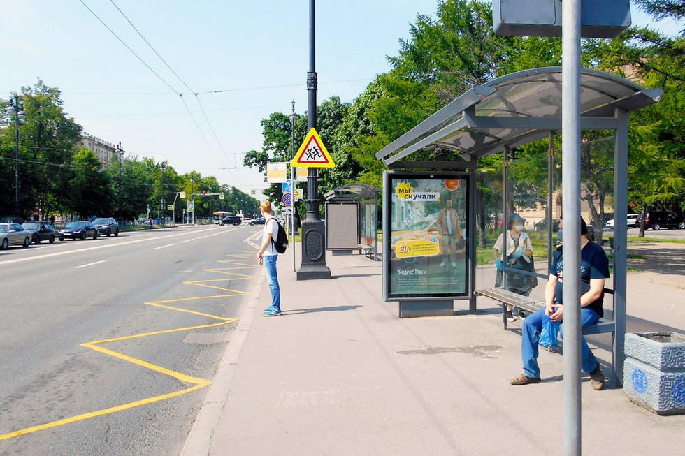 Фотография рекламного носителя, тип: Остановка 1.8x1.2, адрес: Большой В.О. пр-т., д.31 Х 9-ая линия ул., Санкт-Петербург, Россия. Сторона А №138077