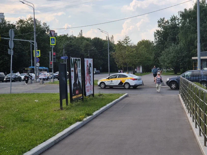 Фотография рекламного носителя, тип: Афиша 1.75x1.8, адрес: 26 Бакинских Комиссаров ул., д.2, стенд 1, Москва, Россия. Сторона B №864929