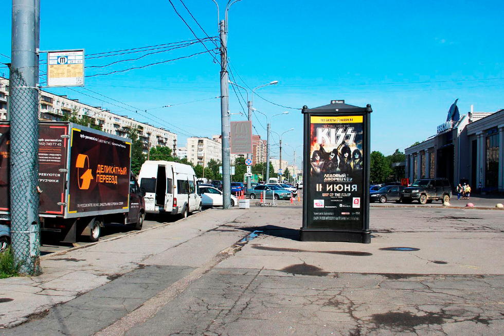 Фотография рекламного носителя, тип: Пиллар 3x1.4, адрес: Большевиков пр-т., д.18, поз.1, Санкт-Петербург, Россия. Сторона А №144012