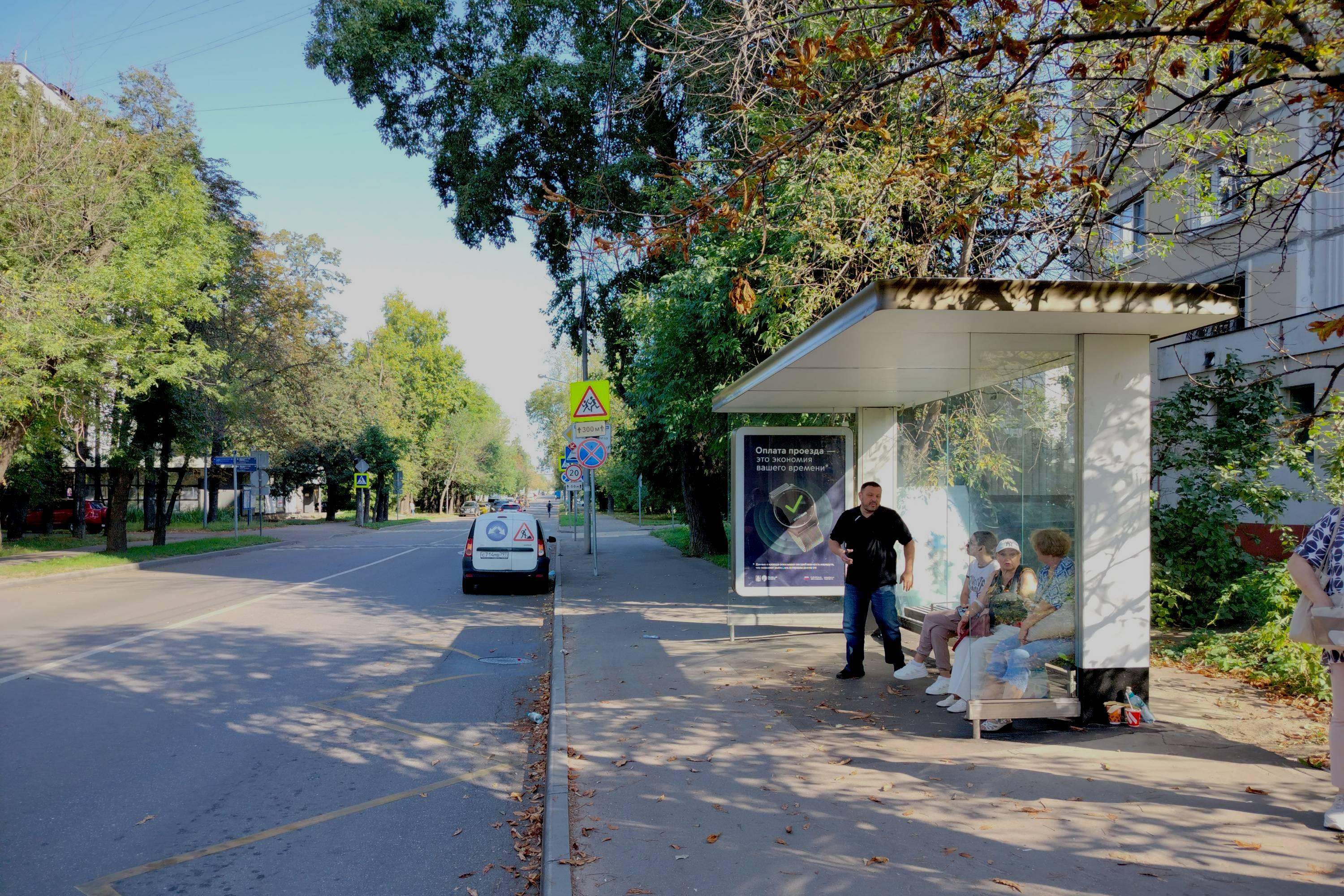 Фотография рекламного носителя, тип: Остановка 1.8x1.2, адрес: Плющева ул., д.15, Москва, Россия. Сторона А №931965